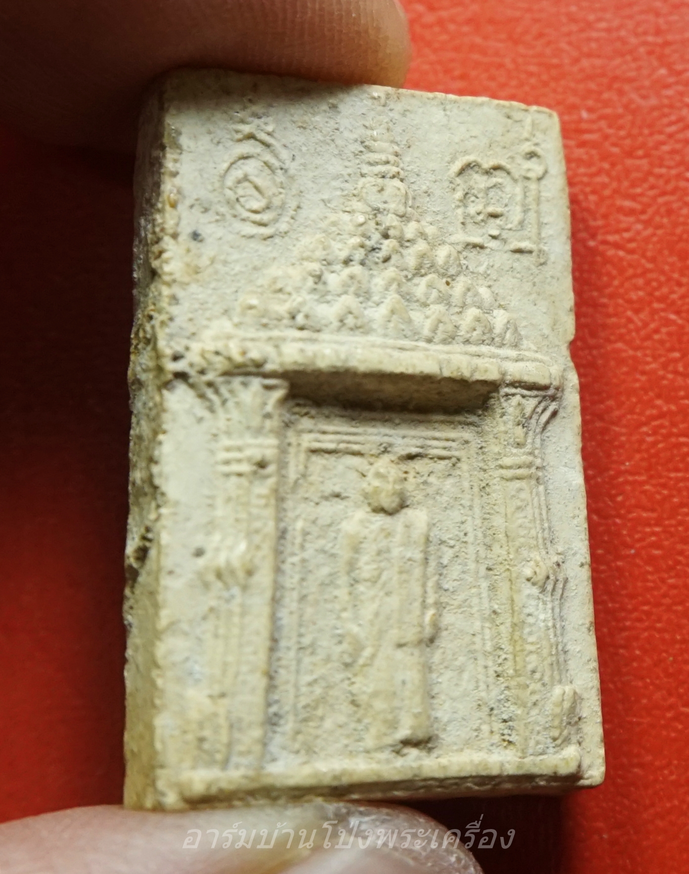 หลวงพ่อยืนอยู่ในซุ้มประตู เนื้อผง ไม่ทราบที่(องค์ที่1)