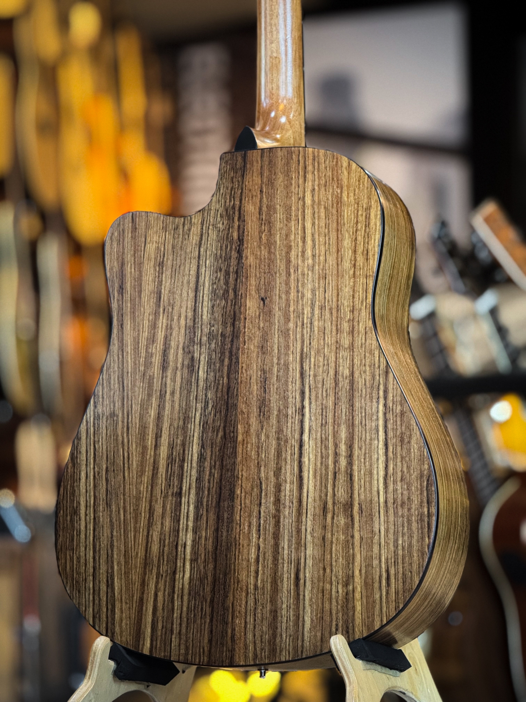 Kama กีตาร์โปร่ง รุ่น K-4117C ขนาด 41 นิ้ว เสียงกังวาน ไม้วอลนัท พร้อม กระเป๋าNami ปิ๊ก4อัน ประแจ คาโป้