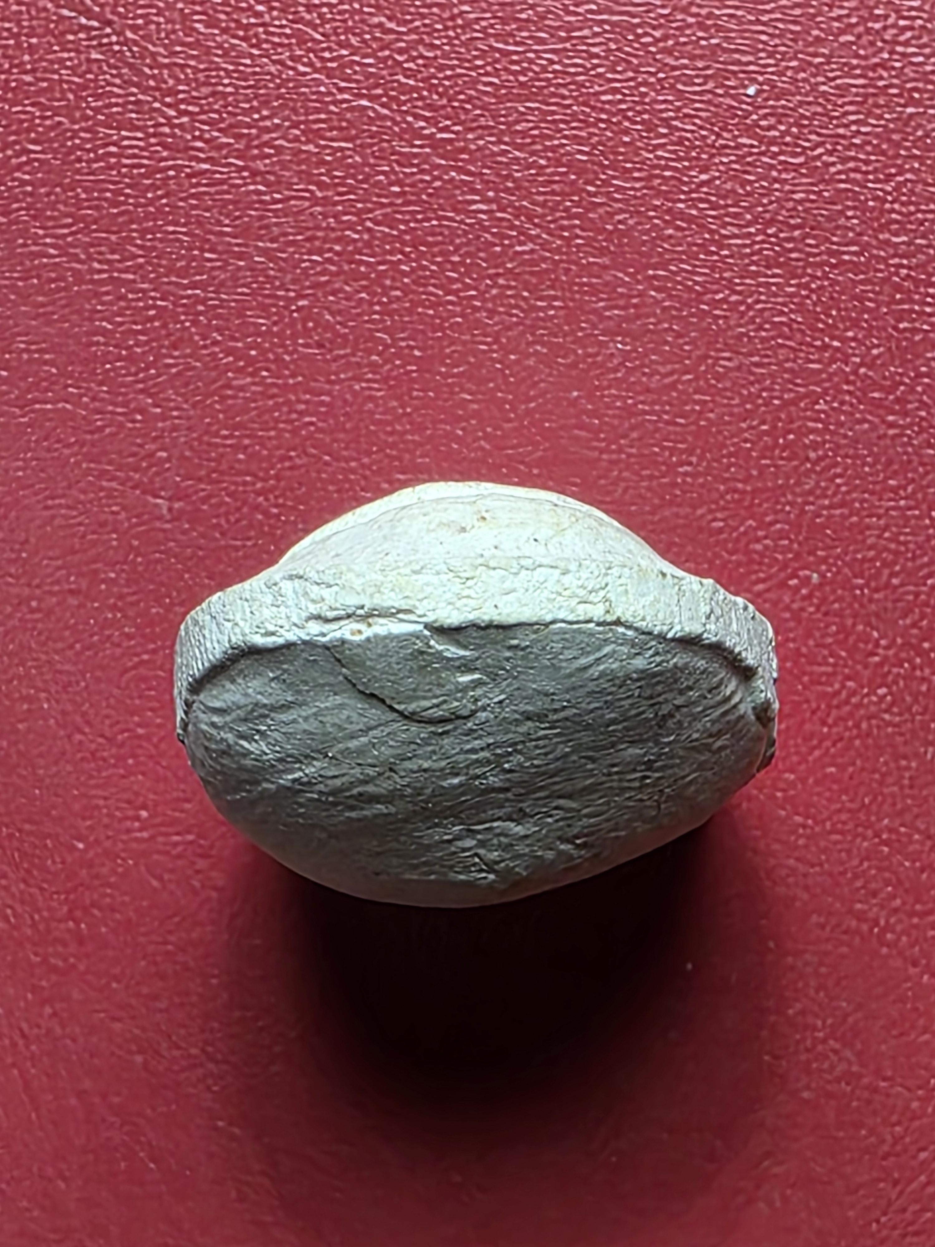 หลวงพ่อคูณ วัดบ้านไร่ นิ้วโป้งจำลอง ลงอักขระยันต์ ปี๒๕๓๖ เนื้อผง(องค์ที่18)