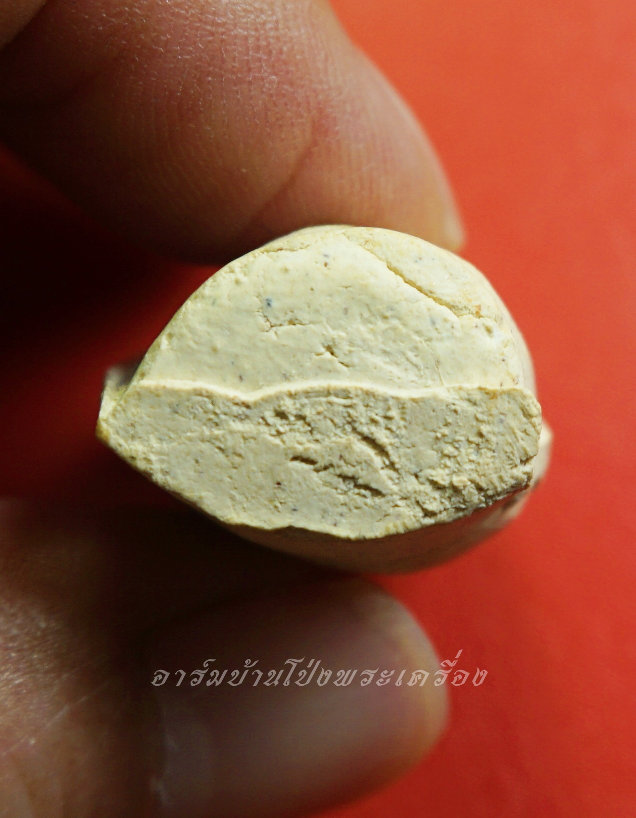 หลวงพ่อคูณ วัดบ้านไร่ นิ้วโป้งจำลอง ลงอักขระยันต์ ปี๒๕๓๖ เนื้อผง(องค์ที่3)