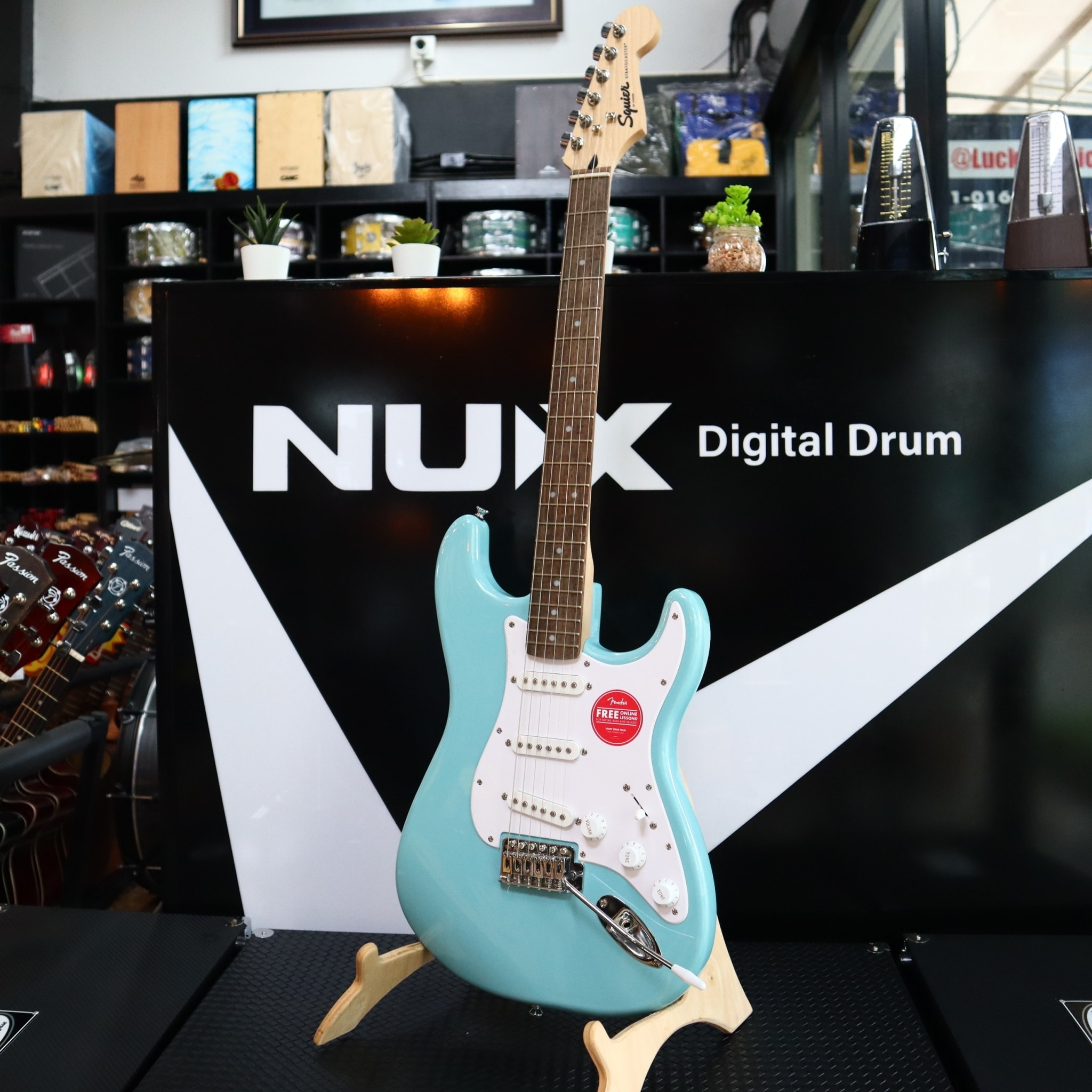 กีต้าร์ไฟฟ้า Squier Bullet SSS สีฟ้า