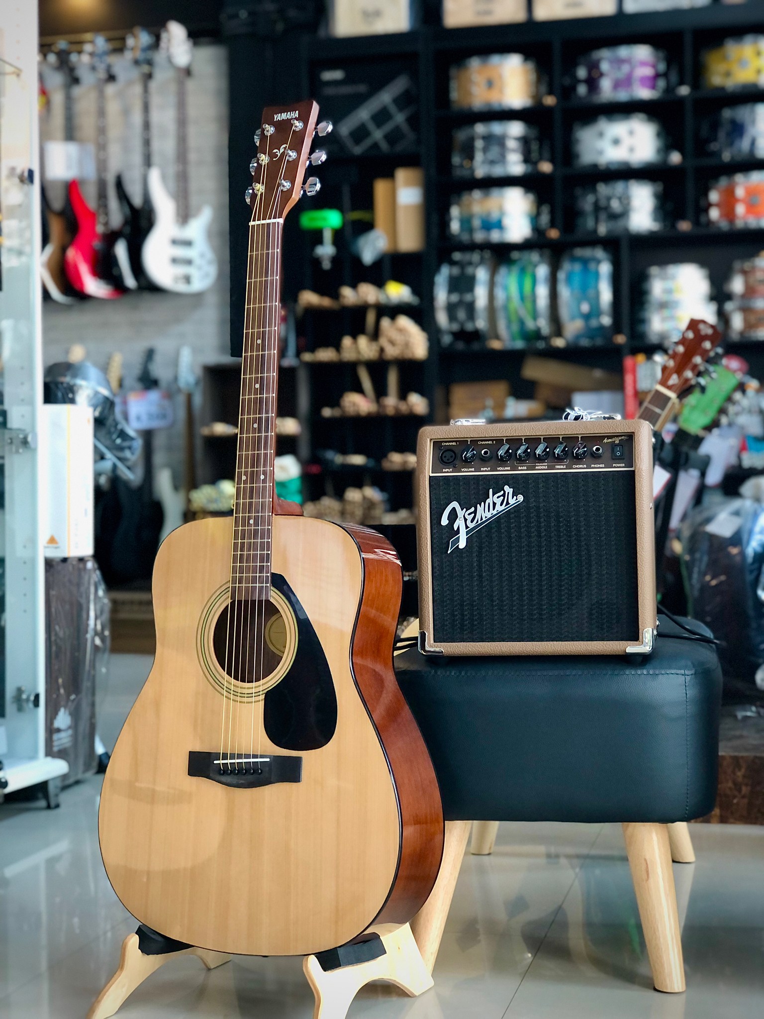 กีต้าร์โปร่ง YAMAHA กีต้าร์โปร่ง/ไฟฟ้า พร้อม กระเป๋าแท้ Yamaha / ประแจ / ใบคอร์ด / ปิ๊ก