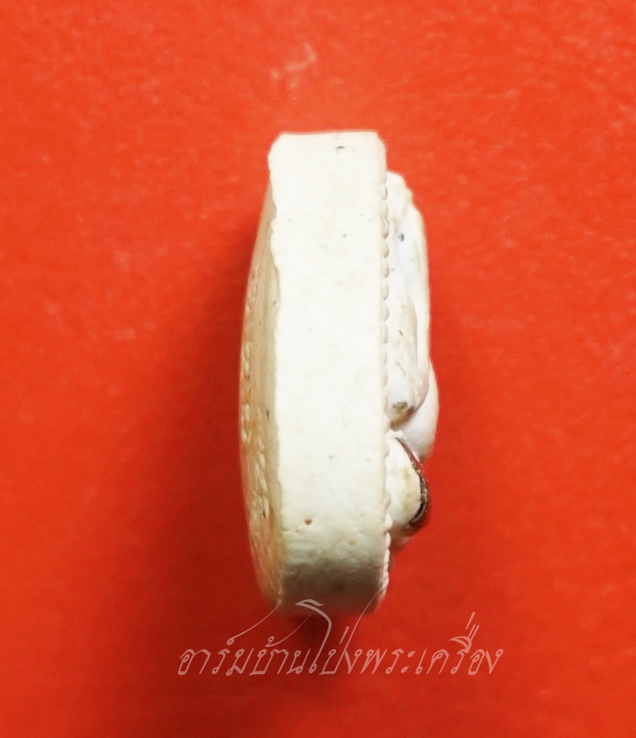 หลวงปู่แผ้ว วัดกำแพงแสน พระผงปิดตาจิ๋ว ออกงานปิดทอง ปี๒๕๕๐ เนื้อผงสีขาว ฝังตะกรุด(องค์ที่2)