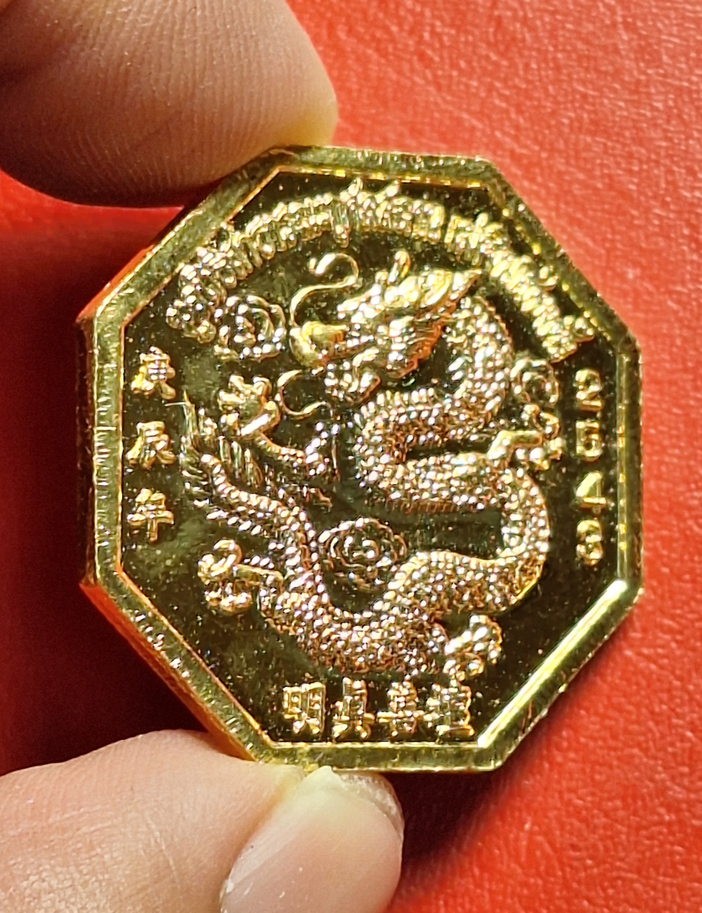 เหรียญแปดเซียน มูลนิธิสาธารณะกุศลสถาน(เม่งจินเซี่ยงตั้ว) รุ่นแรก ปี๒๕๔๓ รุ่นอุดมโชค๘ทิศ เนื้อกะไหล่ทองลงยา(องค์ที่1)