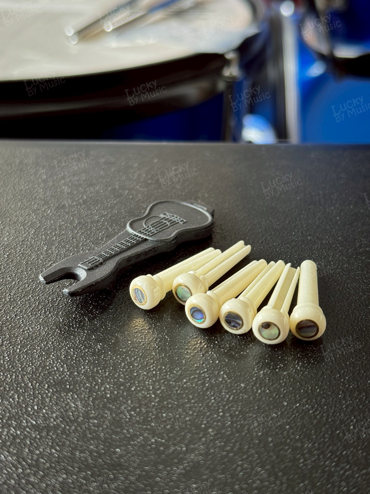 หมุดกระดูกกีตาร์โปร่ง ลายเปลือกหอย ลายมุก สีดำ ขนาดมาตรฐาน หมุด ครบชุด 6 ชิ้น พร้อม ที่งัดหมุด