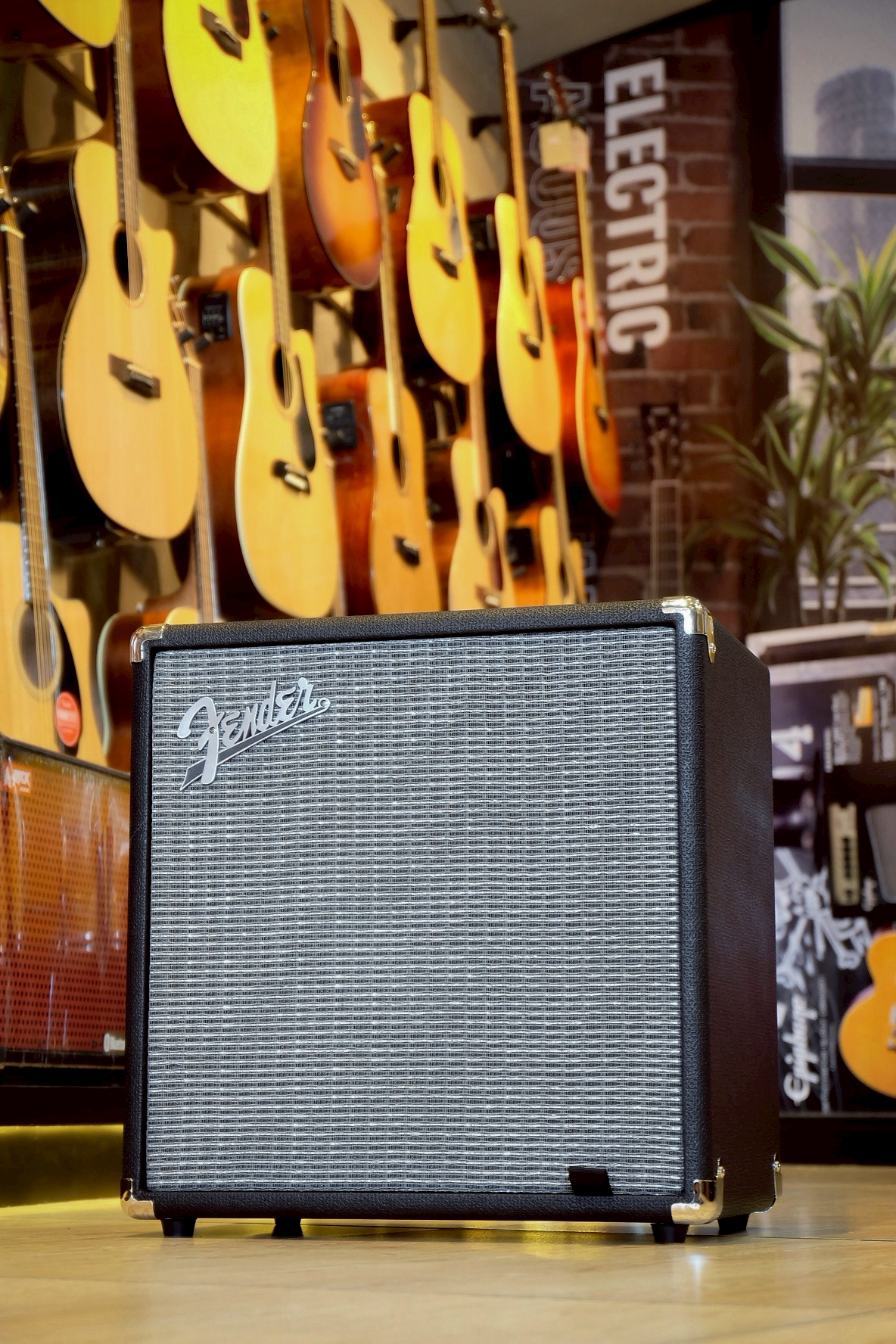 แอมป์เบส Fender รุ่น Rumble 25 ตู้แอมป์เบส 25 วัตต์ มีเสียงแตก ปรับ EQ ได้ 3 แบนด์ Bass / Mid / Treble ประกันศูนย์