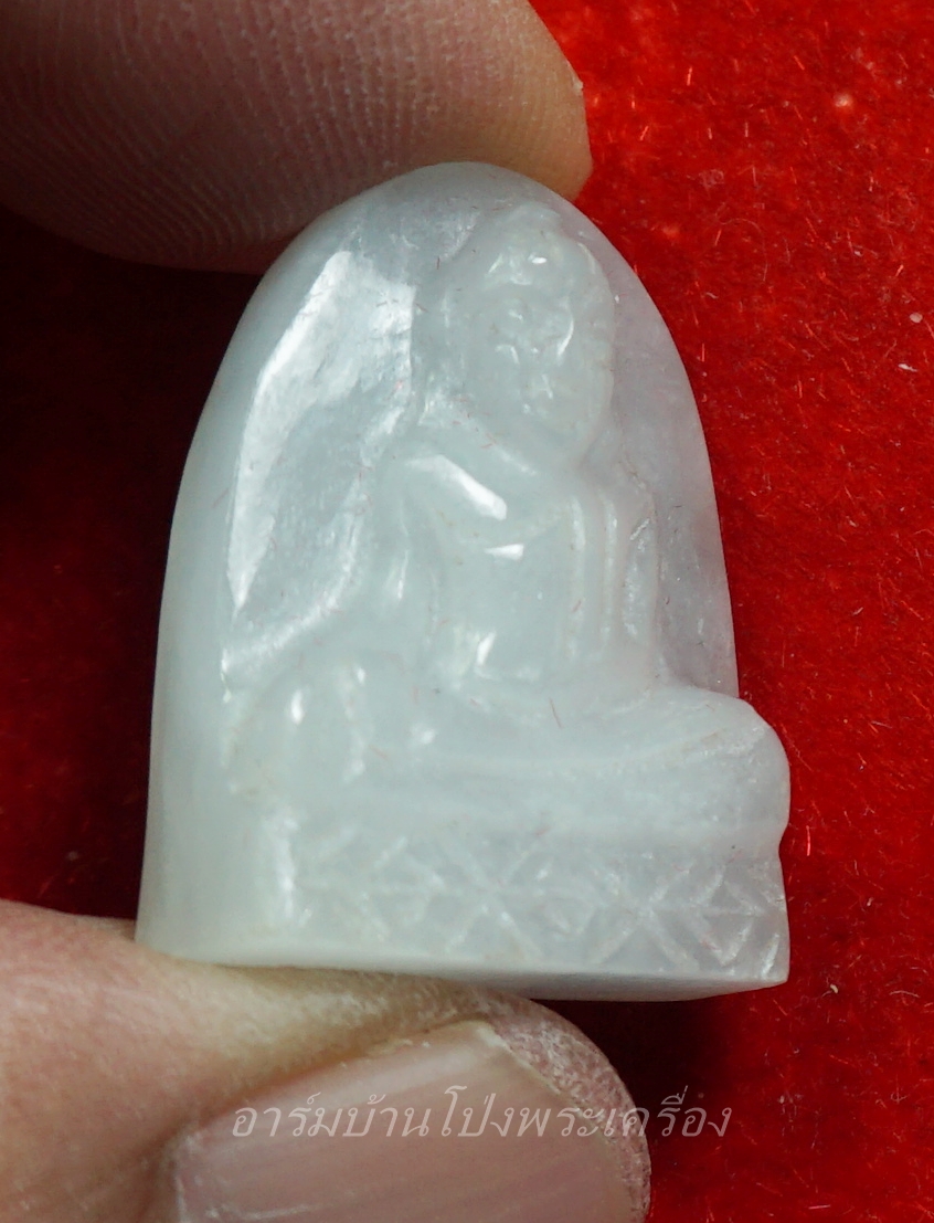หลวงพ่อขันธ์ วัดพระศรีอารย์ พระหยกขาว พร้อมกล่องเดิม(องค์ที่10)