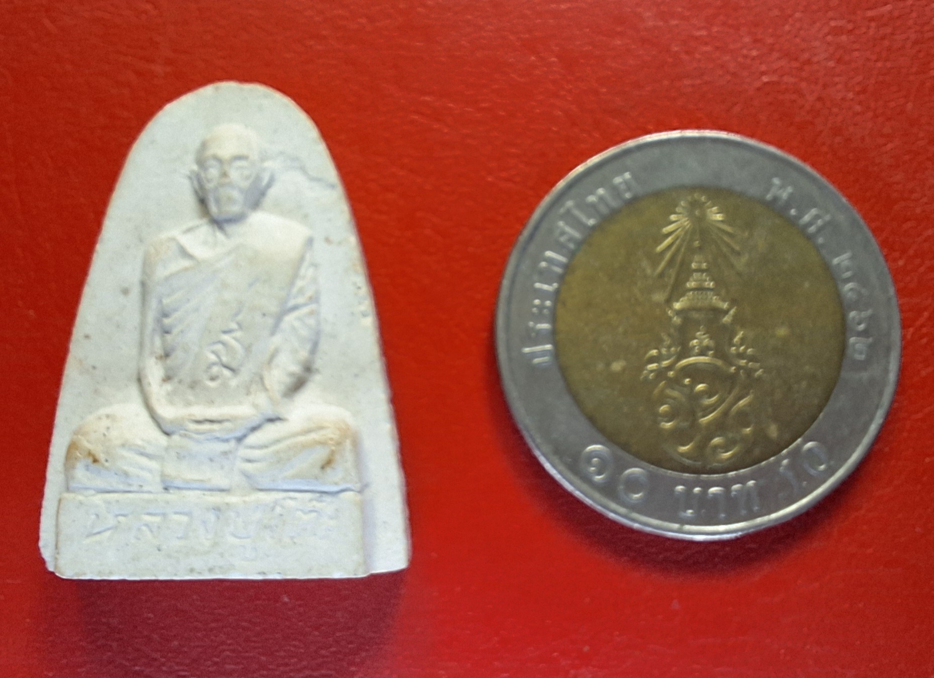 หลวงปู่โต๊ะ วัดถ้ำสิงห์โตทอง รูปเหมือน ปี๒๕๓๕ พิมพ์สี่เหลี่ยม เนื่องในงานเสด็จพระราชดำเนินตัดลูกนิมิตวัดถ้ำสิงโตทอง พระรุ่นนี้แม้ไม่ทันหลวงปู่ปลุกเสก แต่ทางวัดได้นิมนต์พระเกจิอาจารย์ 108 รูป ร่วมปลุกเสกพิธีมหาพุทธาภิเษกใหญ่(องค์ที่1)