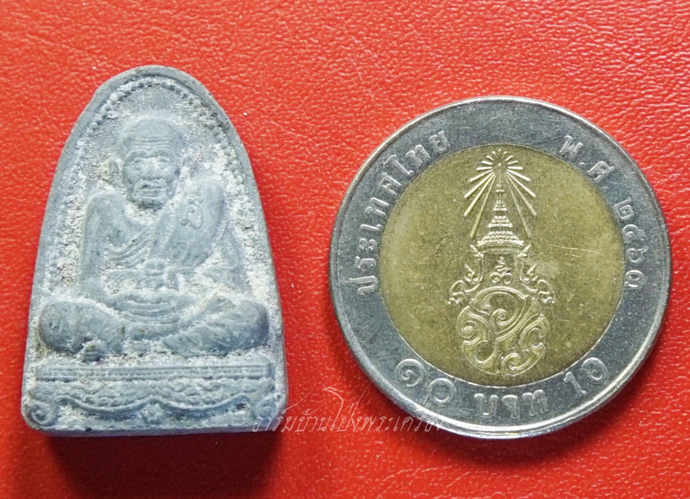 หลวงปู่ทวด รุ่น อยู่รอดปลอดภัย มีทรัพย์เพิ่มพูน หลวงปู่ดิลก ปี๒๕๓๕ เนื้อผงสีดำ(องค์ที่1)