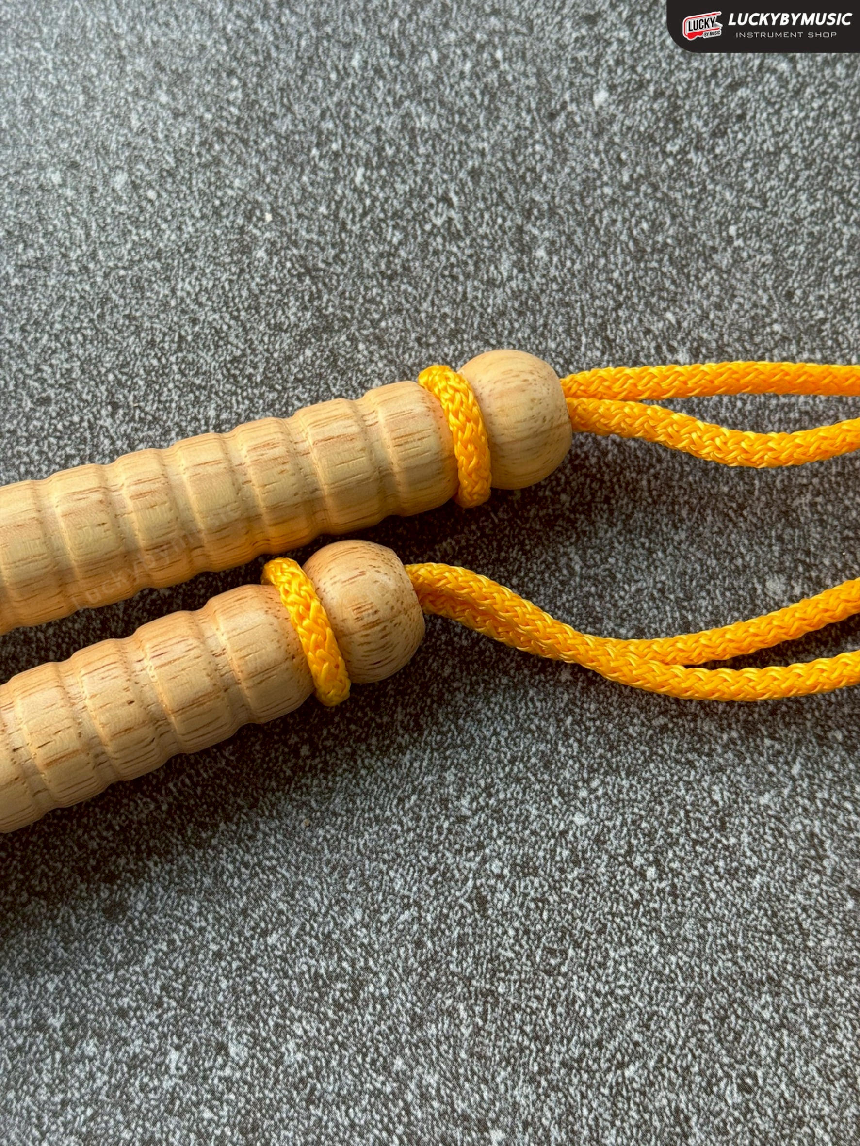 ไม้ตีกลองใหญ่ ด้ามไม้กลึง หัวสักราดใหญ่ ไม้กลองพาเหรด กลองมาร์ชชิ่ง เทรนเนอร์ หัวนวม - คละสีพู่ คู่/เดี่ยว คละด้านไม้กึง