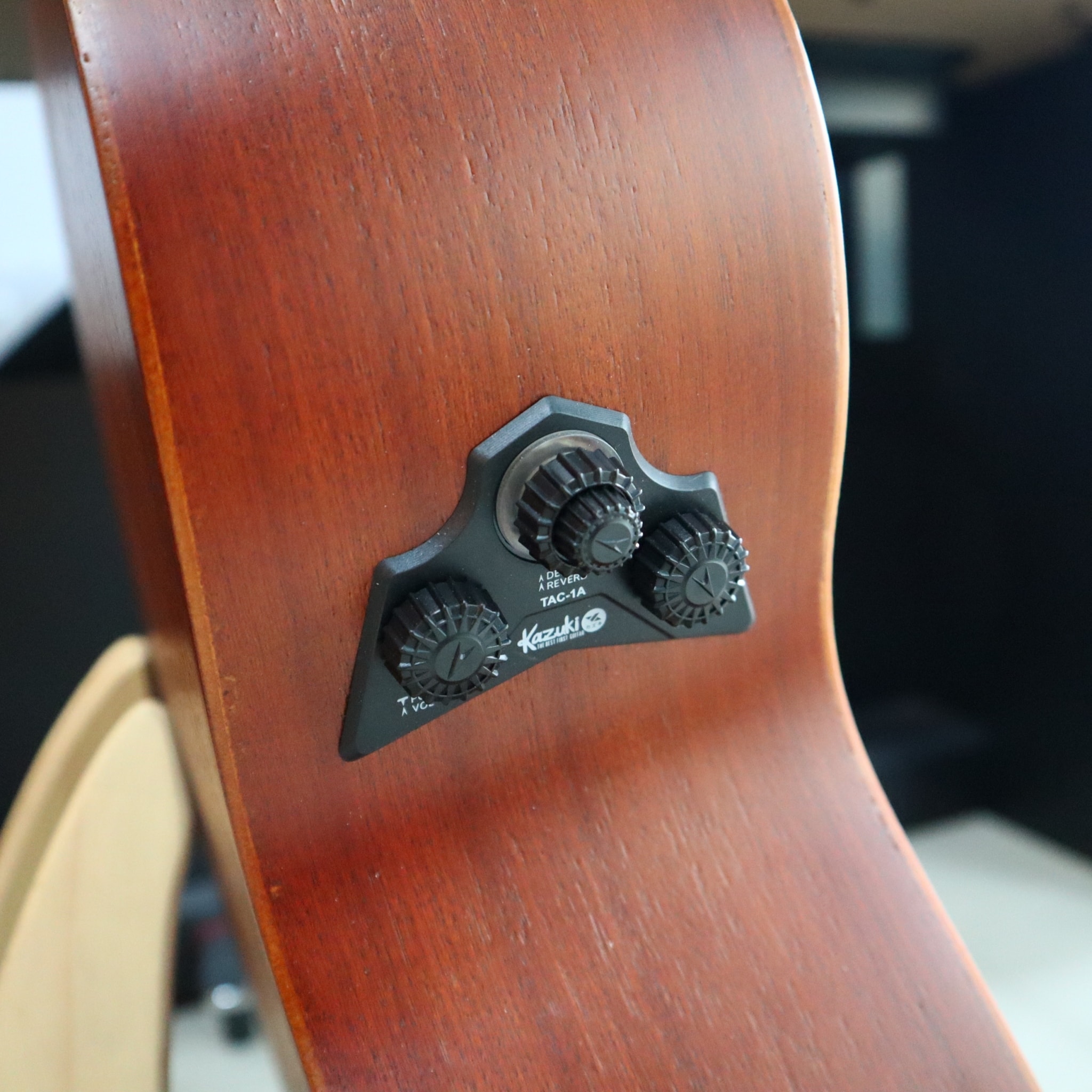 กีต้าร์โปร่งไฟฟ้าที่ไม่ง้อแอมป์ kazuki ระบบ #TransAcoustic TAC-1 ทรงOM พร้อมเอฟเฟค ลำโพงในตัว