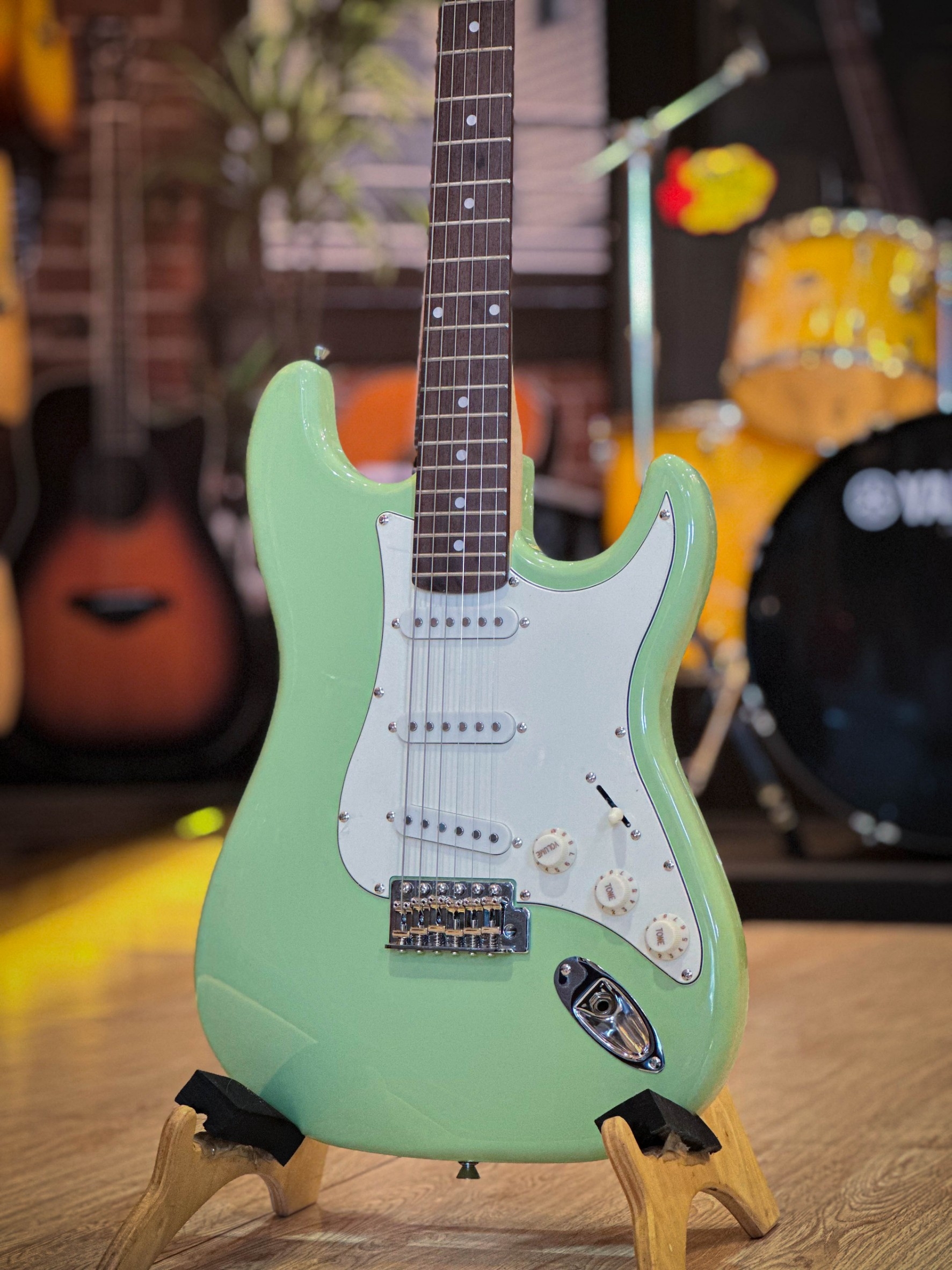 กีต้าร์ไฟฟ้า Kazuki ทรง ST รุ่น Apollo Series สี Surf Green กีตาร์ 22 เฟรต ทรง Strat ประกันศูนย์ ฟรี ปิ๊ก 4 อัน ประแจ คันโยก