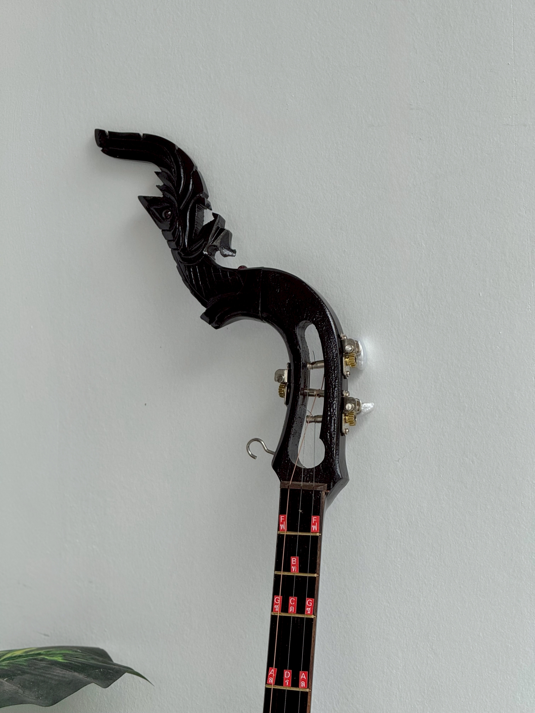 พิณโปร่งไฟฟ้า ซาวโฮลด์กลม สีไม้-สีดำ พร้อม สายแจ็ค สายสพาย หัวพิณพญานาคสามาถถอดได้