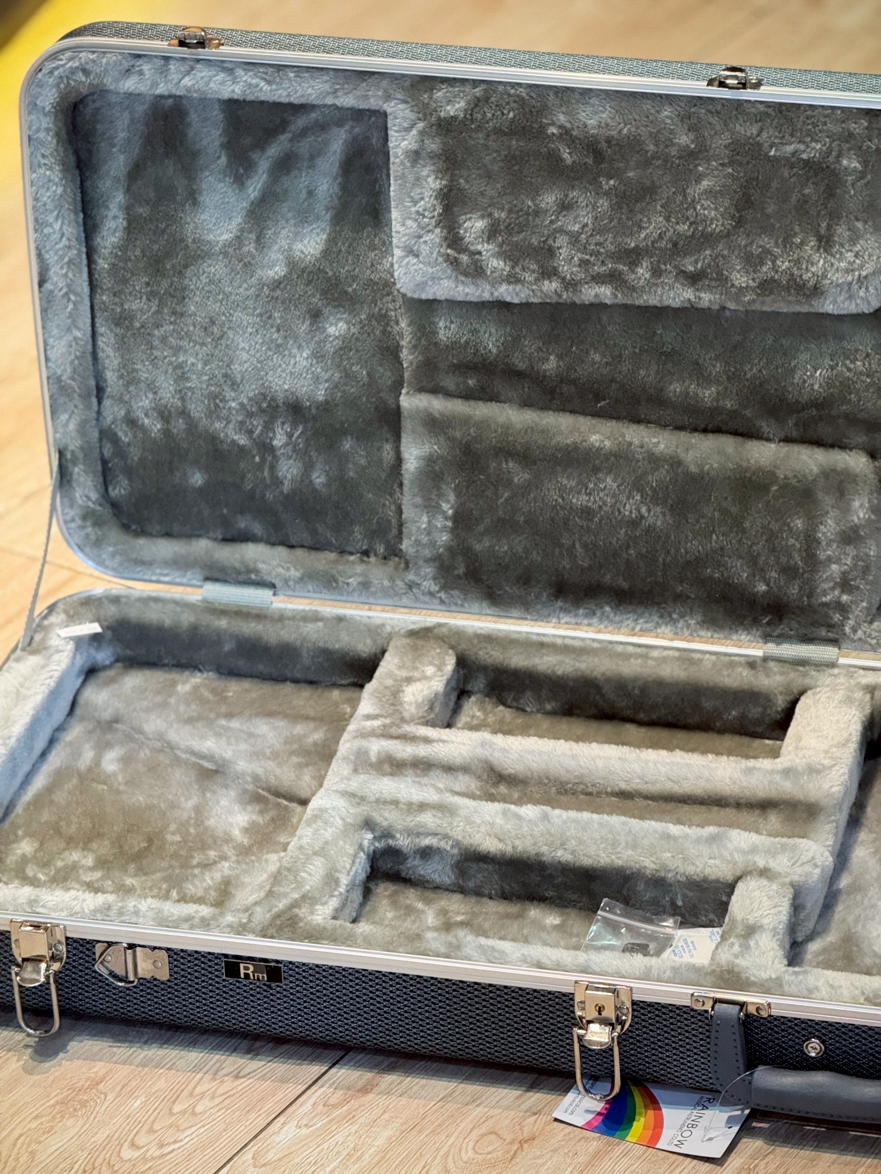 ฮาร์ดเคสกีตาร์ไฟฟ้า Rainbow รุ่น RAS-RT-SG พรมกำมะหยี่สีเทา วัสดุทนทานแข็งแรง Electric guitar case