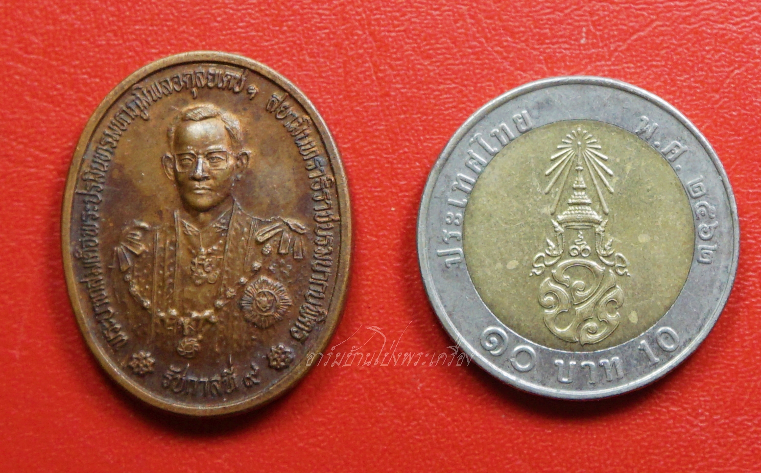 เหรียญในหลวง รัชกาลที่๙ ฉลองสิริราชสมบัติครบ๕๐ปี ศาลยุติธรรมจัดสร้าง ปี๒๕๓๙ เนื้อทองแดงรมดำ(องค์ที่3)