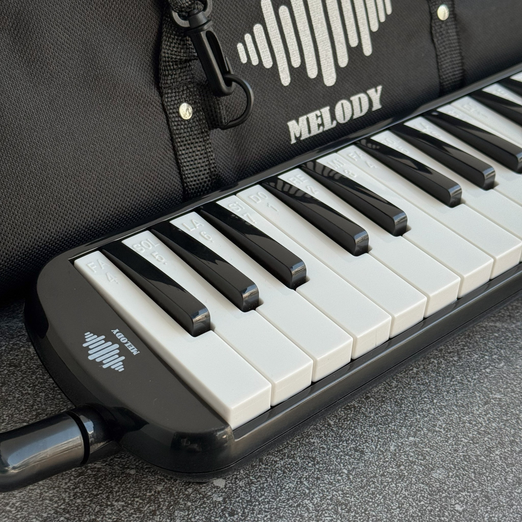 เมโลเดี้ยน Melody 32 คีย์ 5 สี มาตรฐานโรงเรียน ของแถม ปากเป่า สายเป่า ผ้าเช็ดเมโลเดียน และกระเป๋า