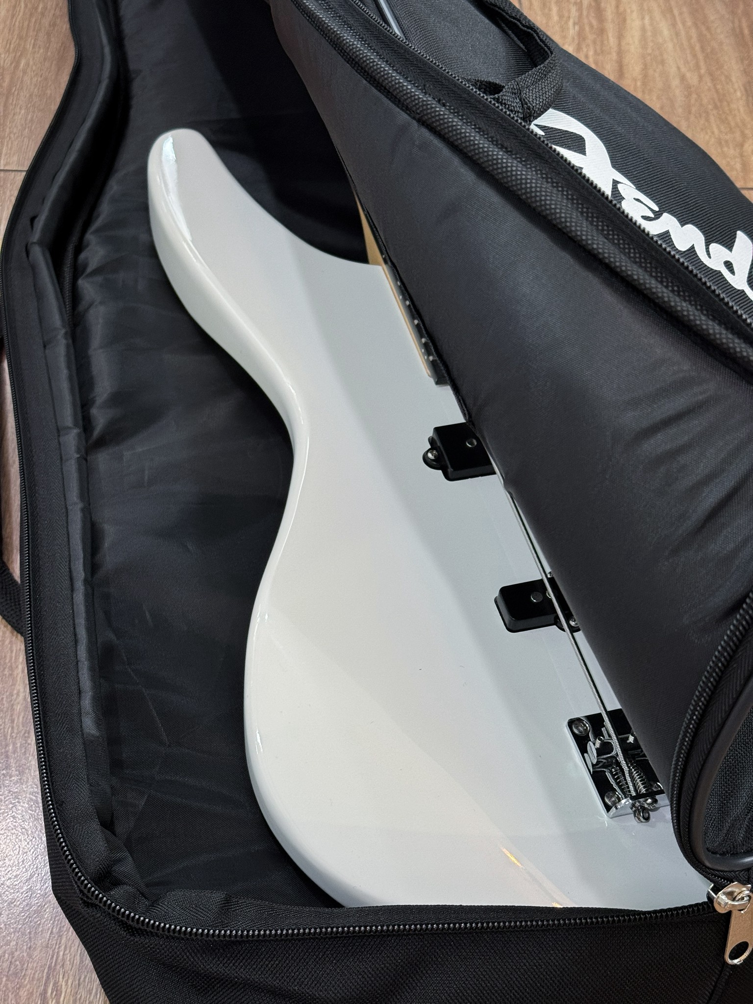 Fender กระเป๋าเบสไฟฟ้า บุฟองน้ำหนา 5 มิล ซอฟเคสเบสไฟฟ้า พร้อมสายคล้องคอ หูหิ้ว สายสะพายไหล่ปรับได้ สำหรับเบสทุกรูปทรง ขนาดมาตรฐาน 4-5 สาย