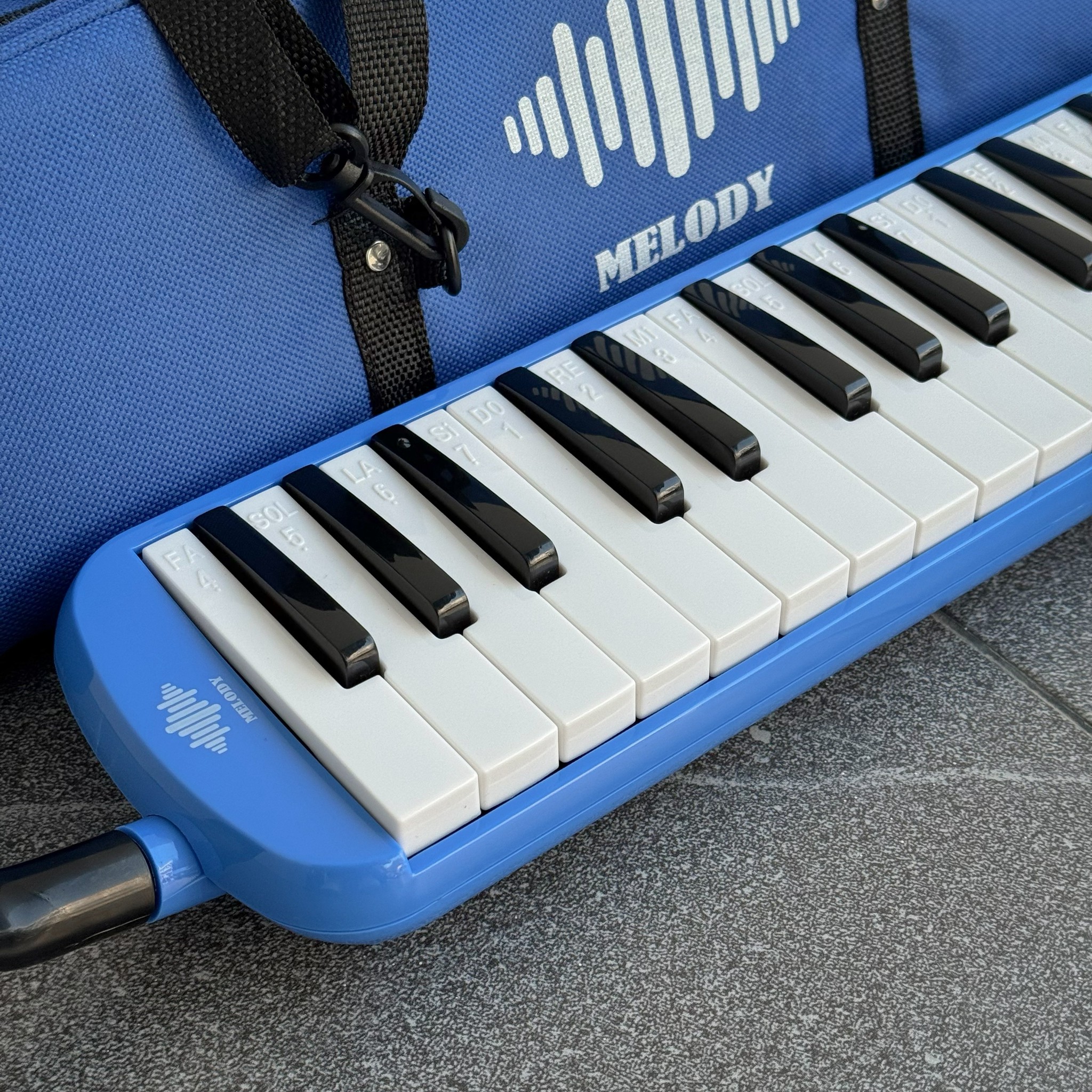 เมโลเดี้ยน Melody 32 คีย์ 5 สี มาตรฐานโรงเรียน ของแถม ปากเป่า สายเป่า ผ้าเช็ดเมโลเดียน และกระเป๋า