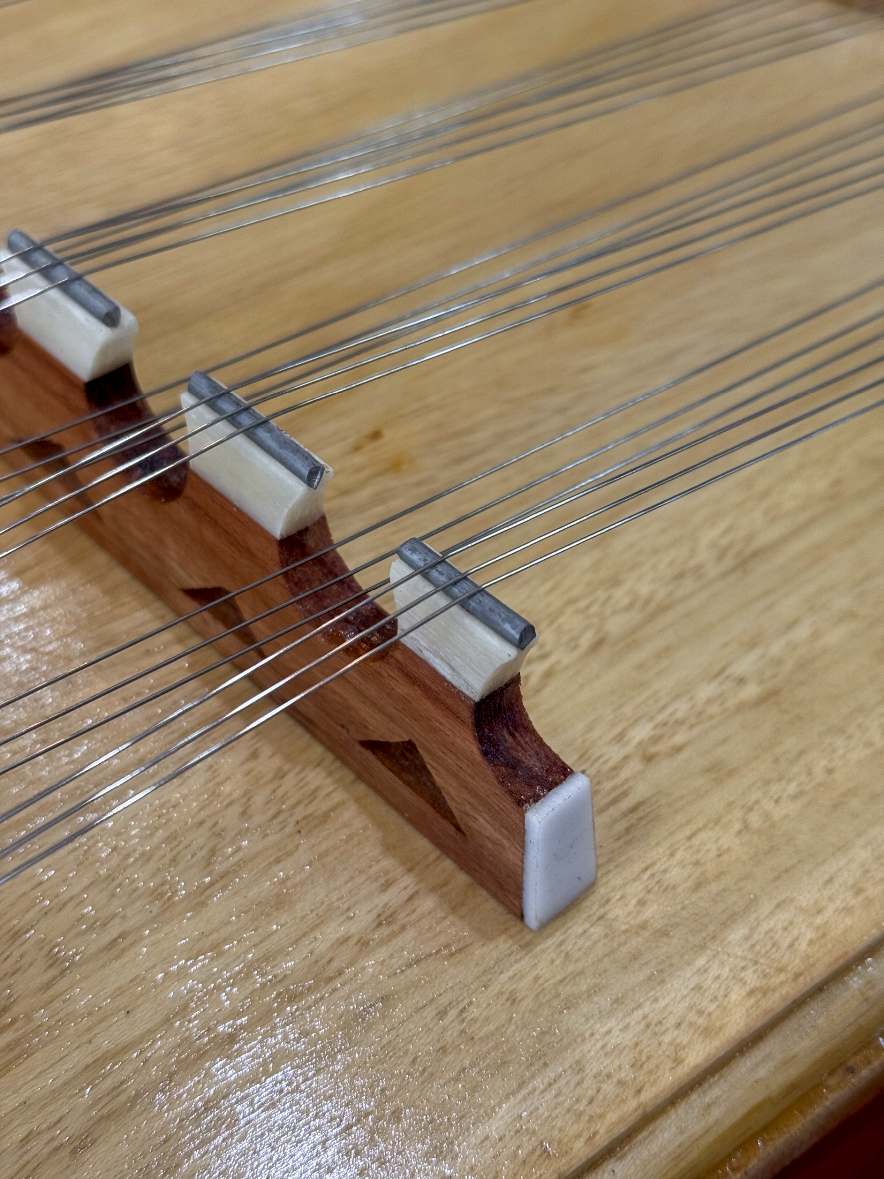 ขิมคางหมูไม้สักทอง โชว์ลายไม้ ขิมพร้อมส่ง ขิมคางหมู ไม้สักทอง ให้เสียงนุ่มหวาน พร้อมอุปกรณ์