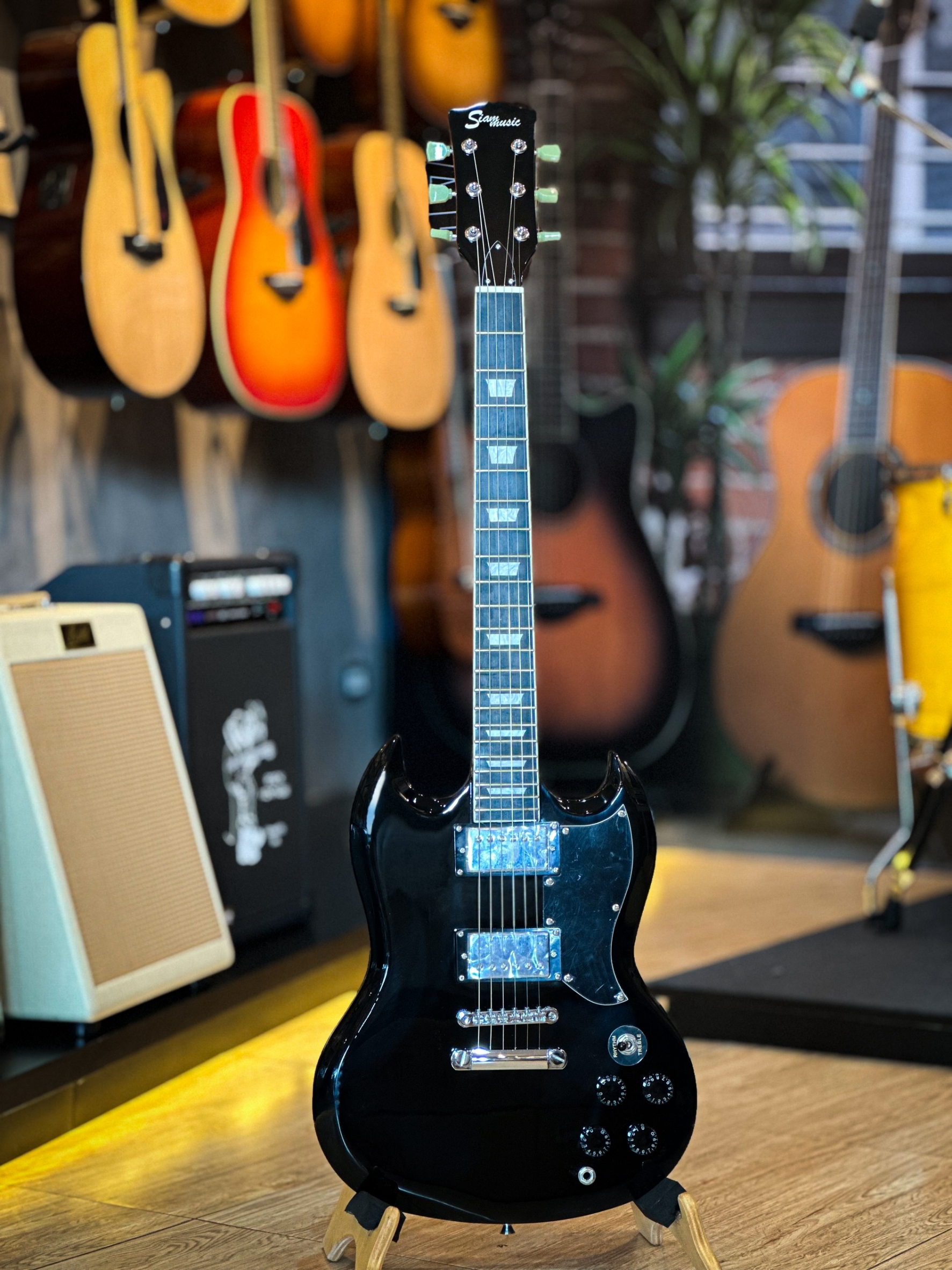 กีต้าร์ไฟฟ้า Siam Music ทรง SG ปิ๊กอัพ HH สีดำ/ไม้ กีตาร์ไฟฟ้า [ กระเป๋า+ปิ๊ก2อัน+สายแจ็ค+ประแจ]