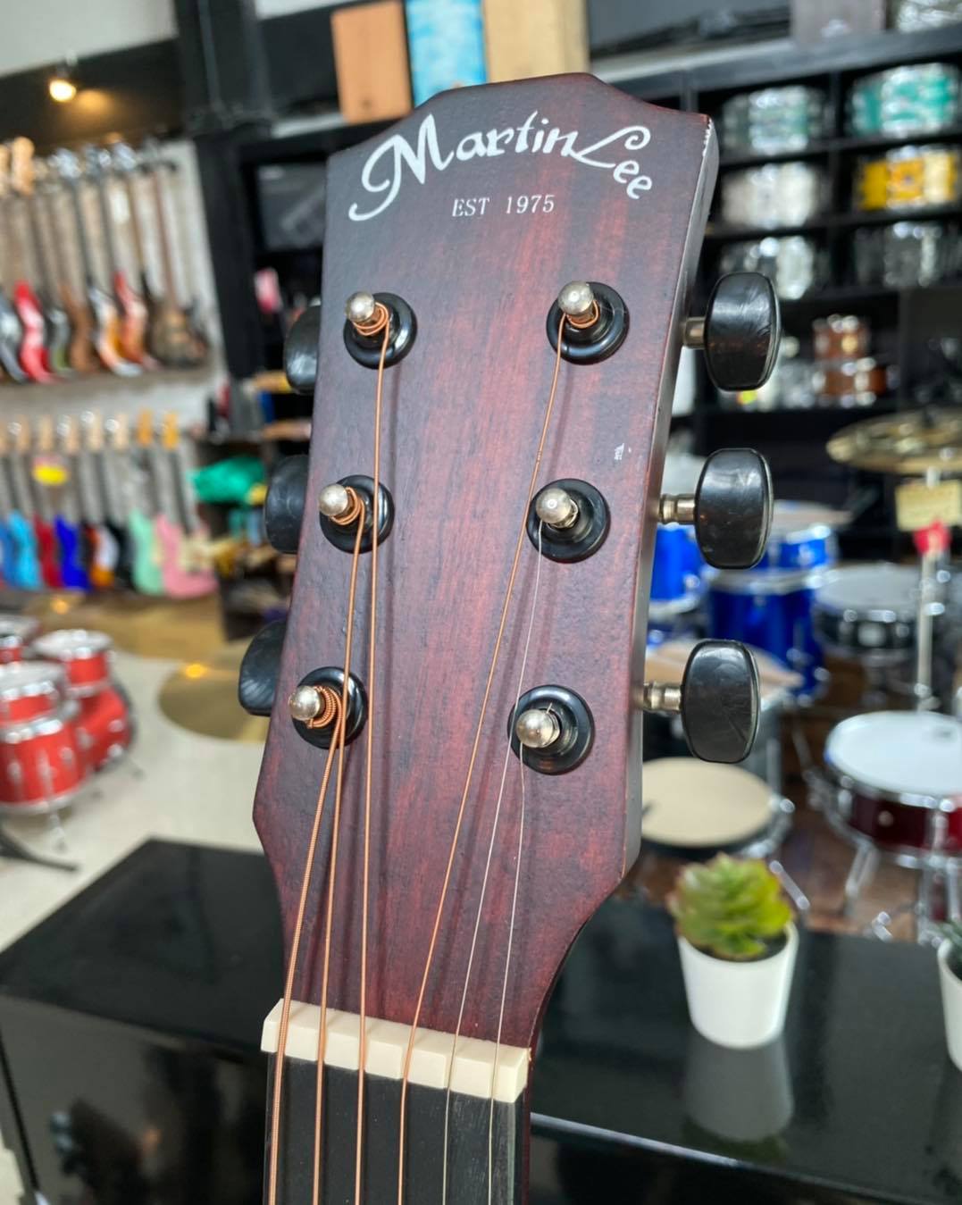 กีต้าร์โปร่ง Martin lee รุ่น MD-38C ลูกบิดดำเงาสวย สีไม้ ขันคอได้ + ปิ๊กการ์ดกันรอย ฟรี ปิ๊ก4อัน/ใบคอร์ด/ประแจ
