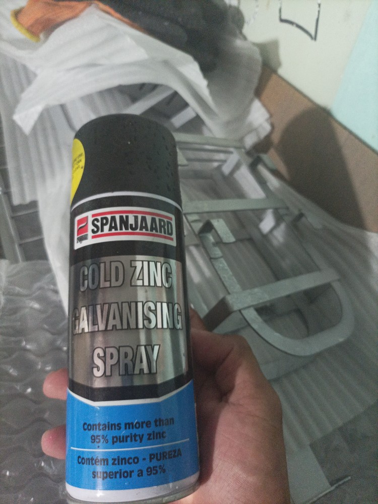 SpanJaard Cold Zinc Galvanising Spray ป้องกันสนิมบนโลหะได้อย่างมีประสิทธิภาพ เหมาะสำหรับใช้กับเหล็กกัลวาไนซ์ เหล็กกล้า และโลหะอื่นๆ"* "ใช้งานง่าย แห้งเร็ว ทนทานต่อสภาพอากาศ ปกป้องโลหะของคุณจากสนิม*"