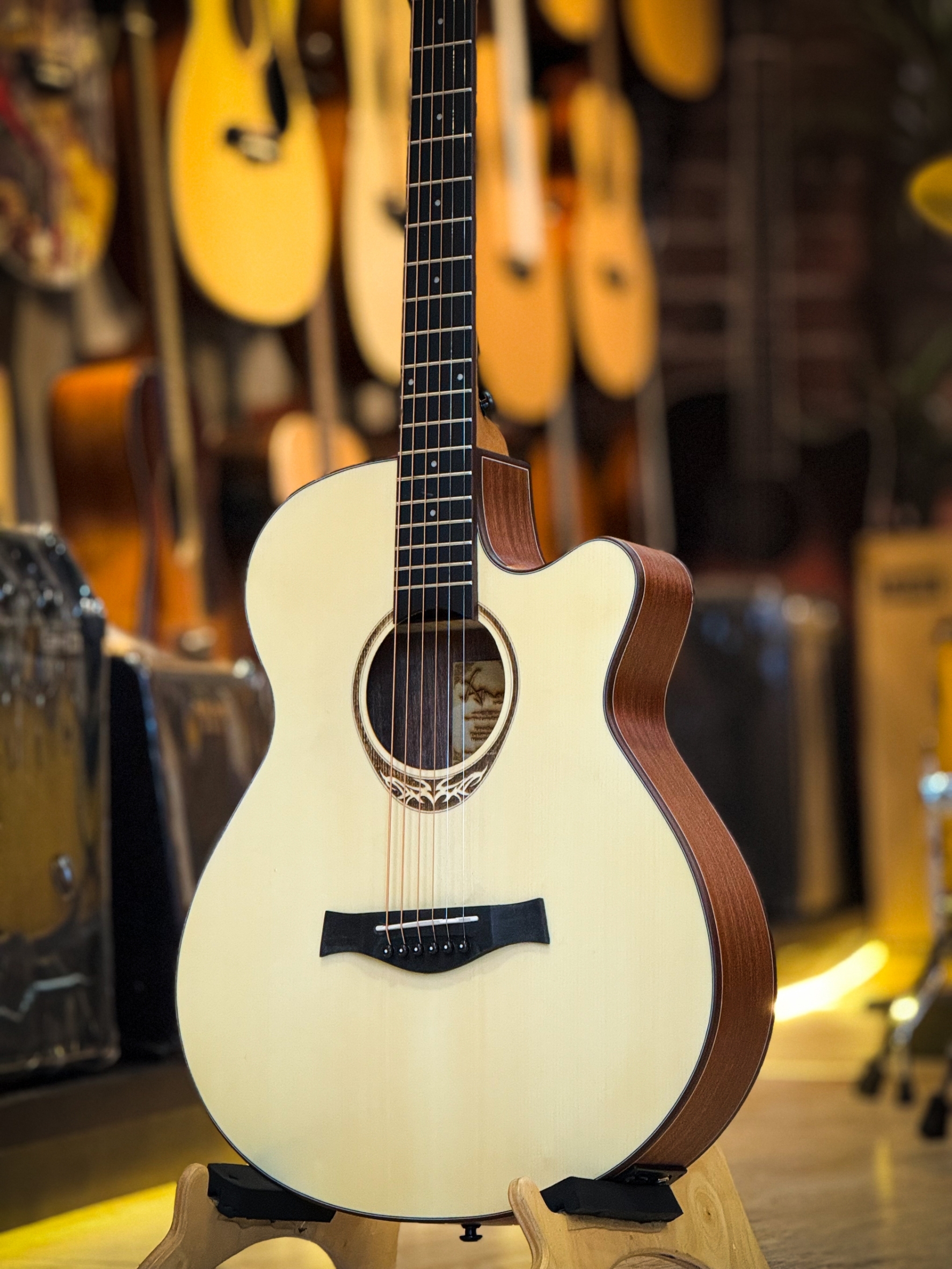 กีต้าร์โปร่งไฟฟ้า Amari Am 408c พร้อม กระเป๋าแท้ enya / ปิ๊ก / ประแจ / คาโป้