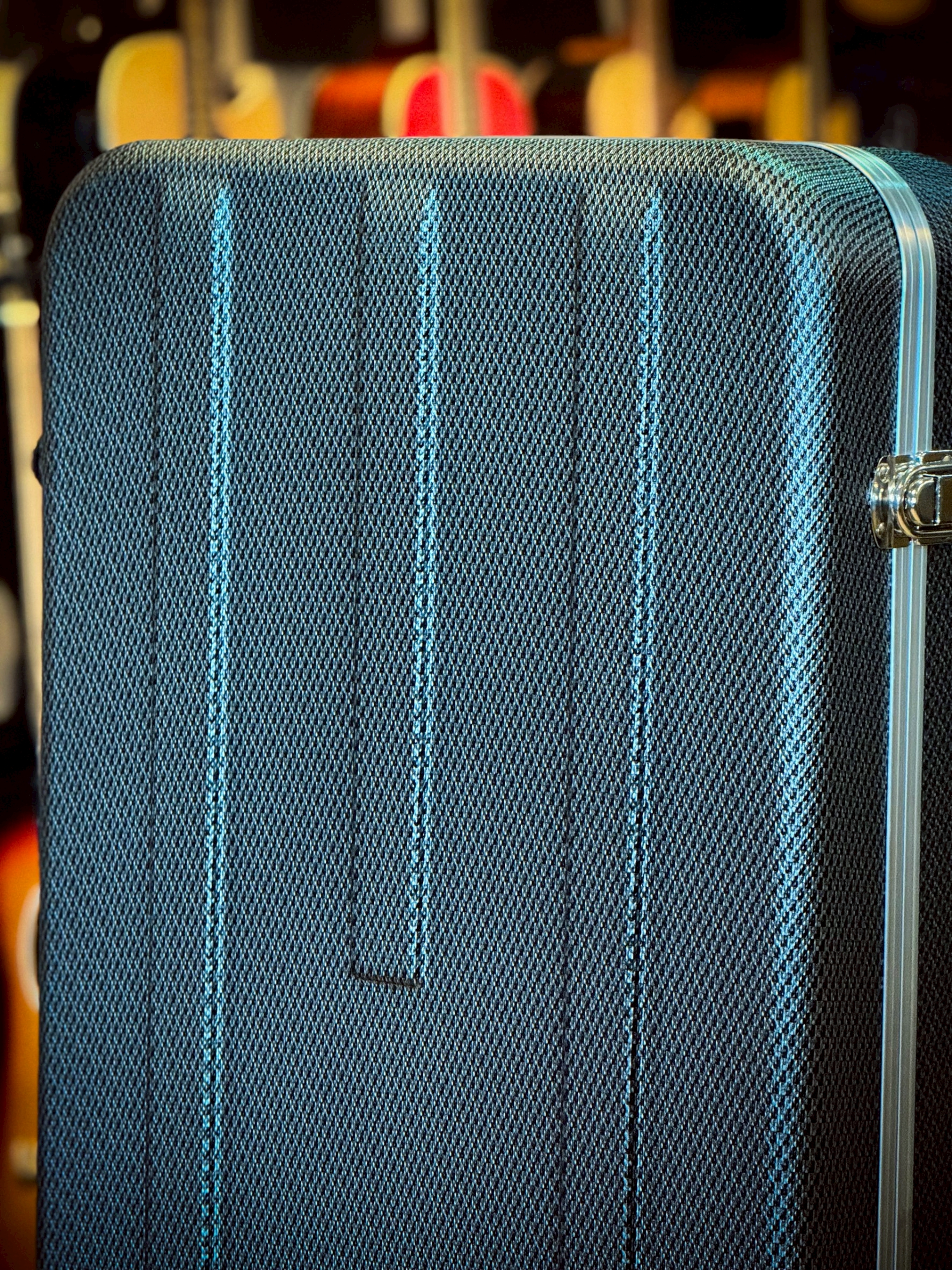 Duracase Hard case ฮาร์ดเคสเบส ลายคาร์บอน ภายในพรม สีดำ ตัวล็อคแน่นหนา วัสดุแข็งแรง ใส่เบสทรงมาตรฐานได้หลายทรง