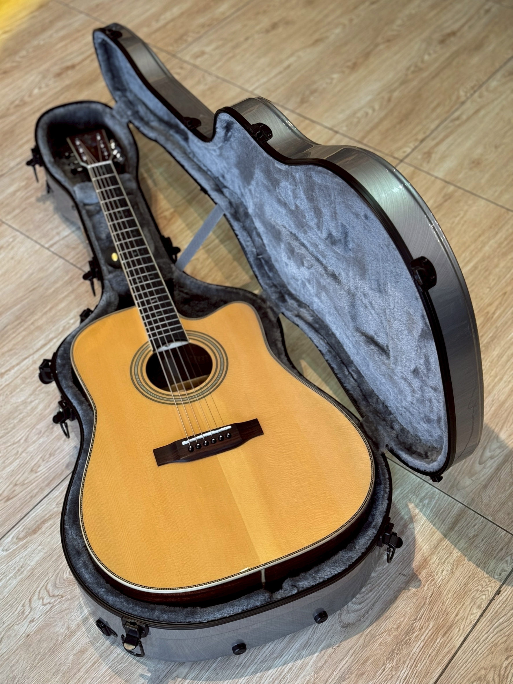 RM ฮาร์ดเคสกีตาร์โปร่งไฟเบอร์กลาส สำหรับ กีตาร์โปร่ง 41 นิ้ว ทรง Dreadnought ,OM ,GA