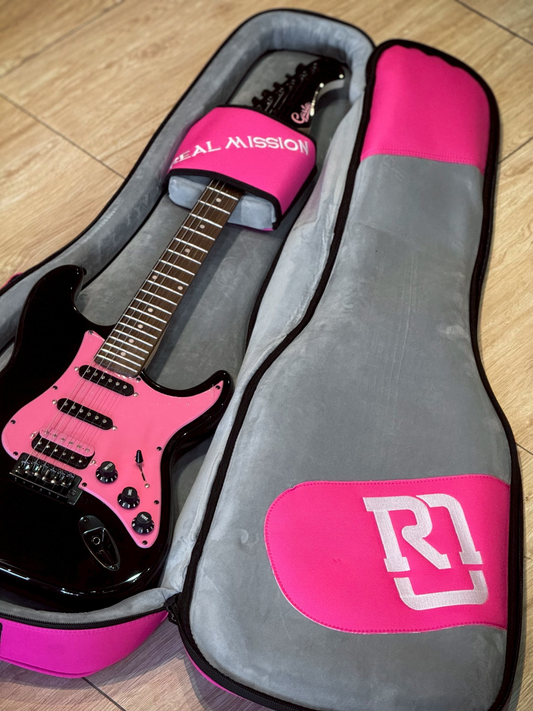 Real Mission สีเทาเข้ม ซอฟเคสกีตาร์ไฟฟ้า Soft Case กระเป๋ากีตาร์ไฟฟ้า ป้องกันการกระแทกได้ดี วัสดุกันน้ำ งานหนามาก