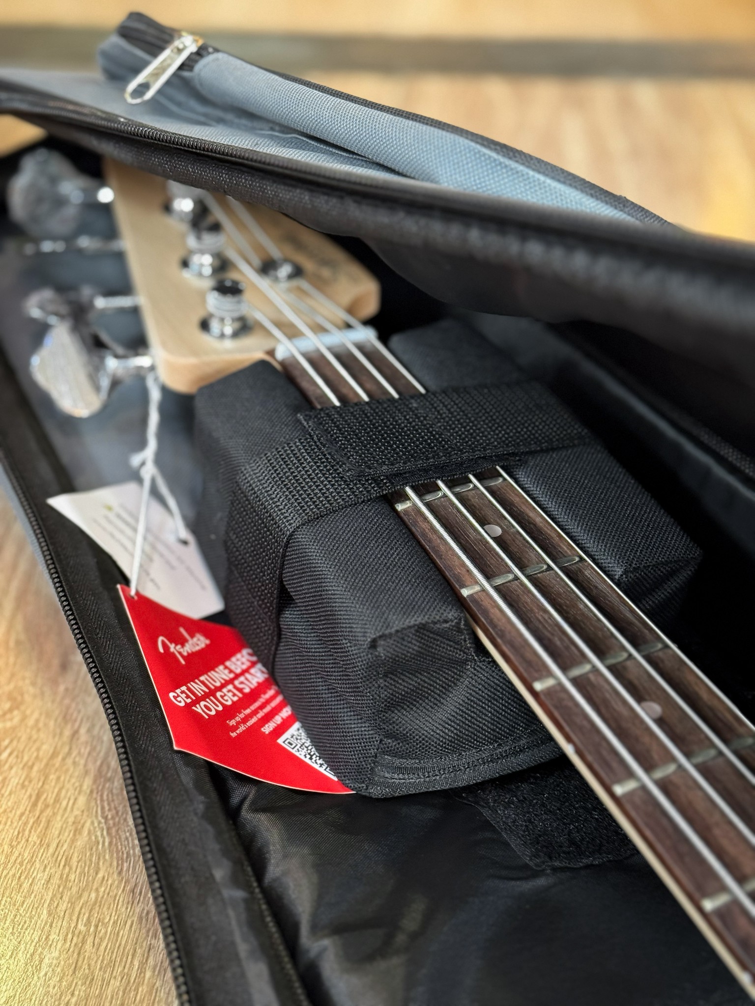 กระเป๋าเบส Fender สีดำ/สีเทา ซอฟเคสเบสไฟฟ้า บุฟองน้ำ 12 มิล ผ้า600D มีที่รองก้น/หมอนรองคอ/สะพายหลัง