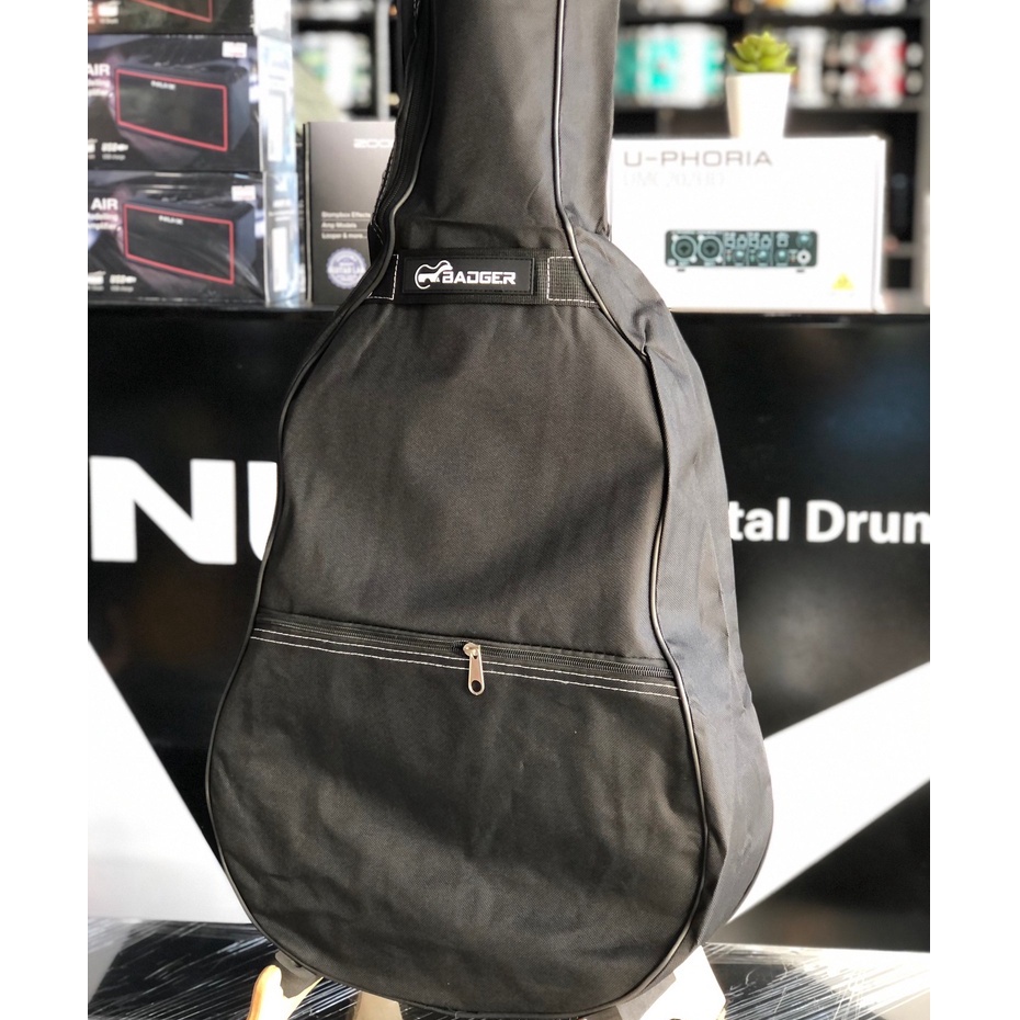 BADGER กระเป๋าใส่กีตาร์โปร่ง สะพายหลังขนาด 40" (สีดำ) มีกระเป๋าเสริมด้านหน้า