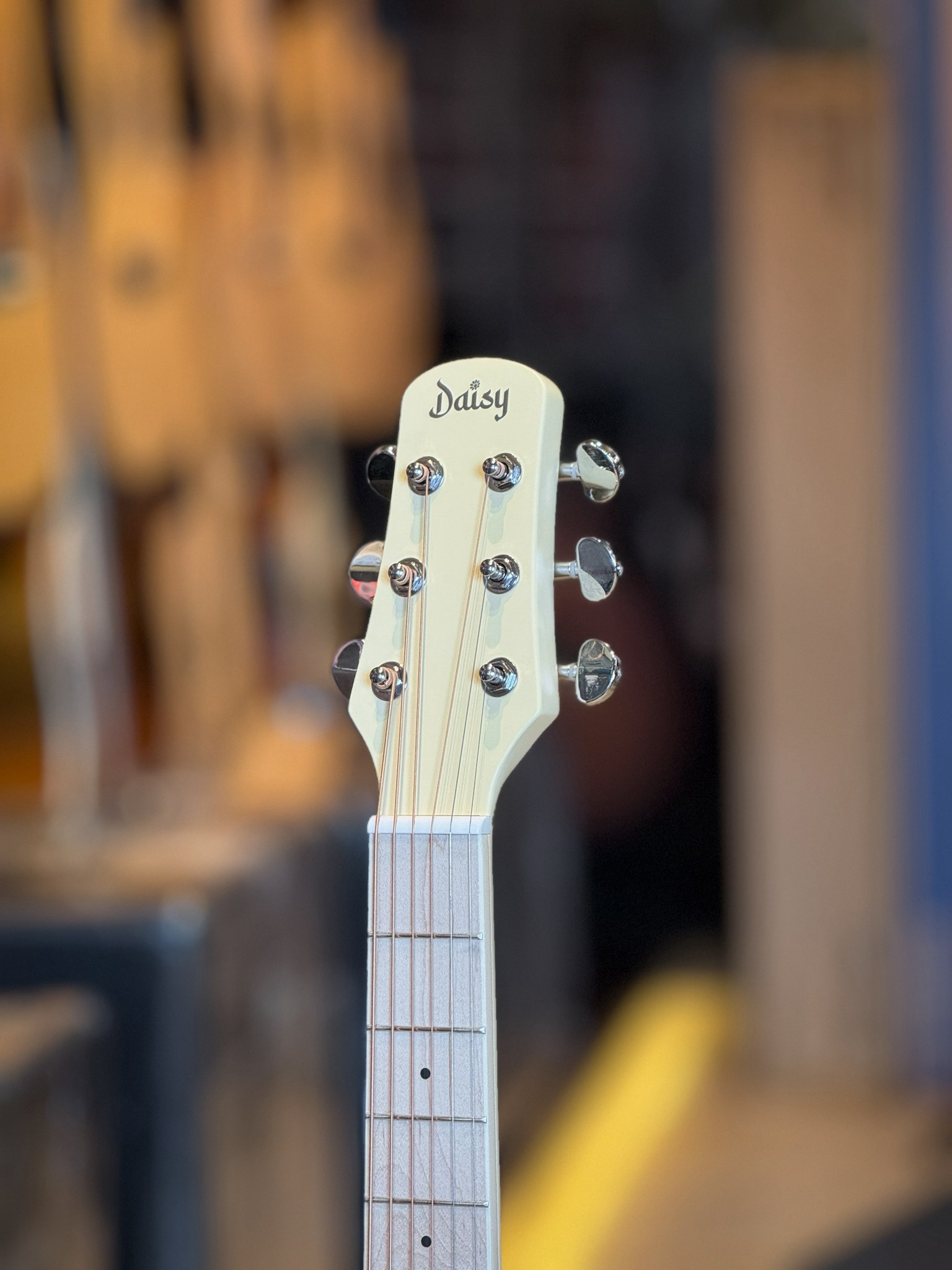 Daisy กีตาร์โปร่ง รุ่น D-100 New ขนาด 36 นิ้ว เปลี่ยนลายปิ๊กการ์ด พร้อมซอฟเคส ปิ๊ก4อัน คู่มือ