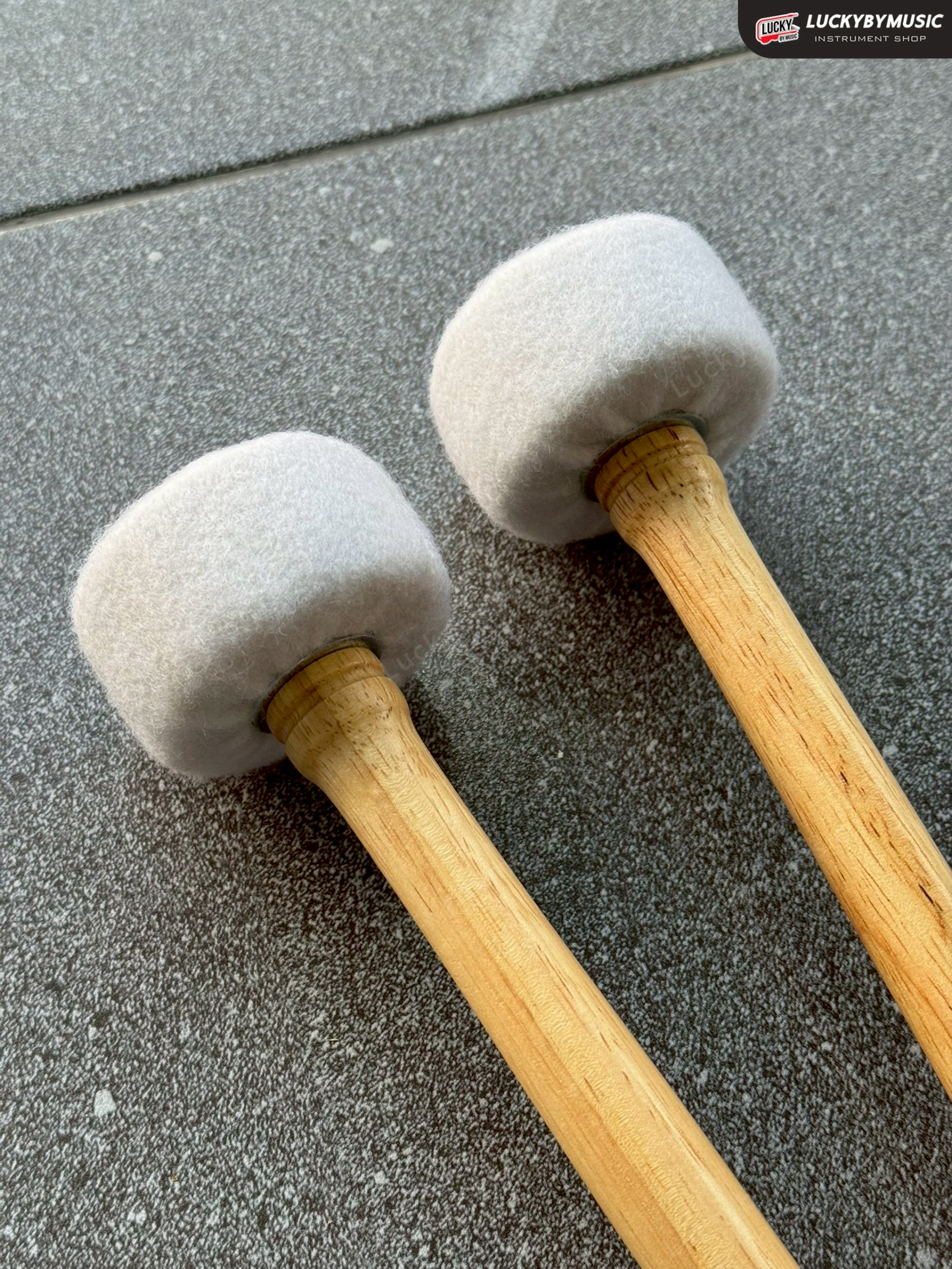 ไม้ตีกลองใหญ่ ด้ามไม้กลึง หัวสักราดใหญ่ ไม้กลองพาเหรด กลองมาร์ชชิ่ง เทรนเนอร์ หัวนวม - คละสีพู่ คู่/เดี่ยว คละด้านไม้กึง