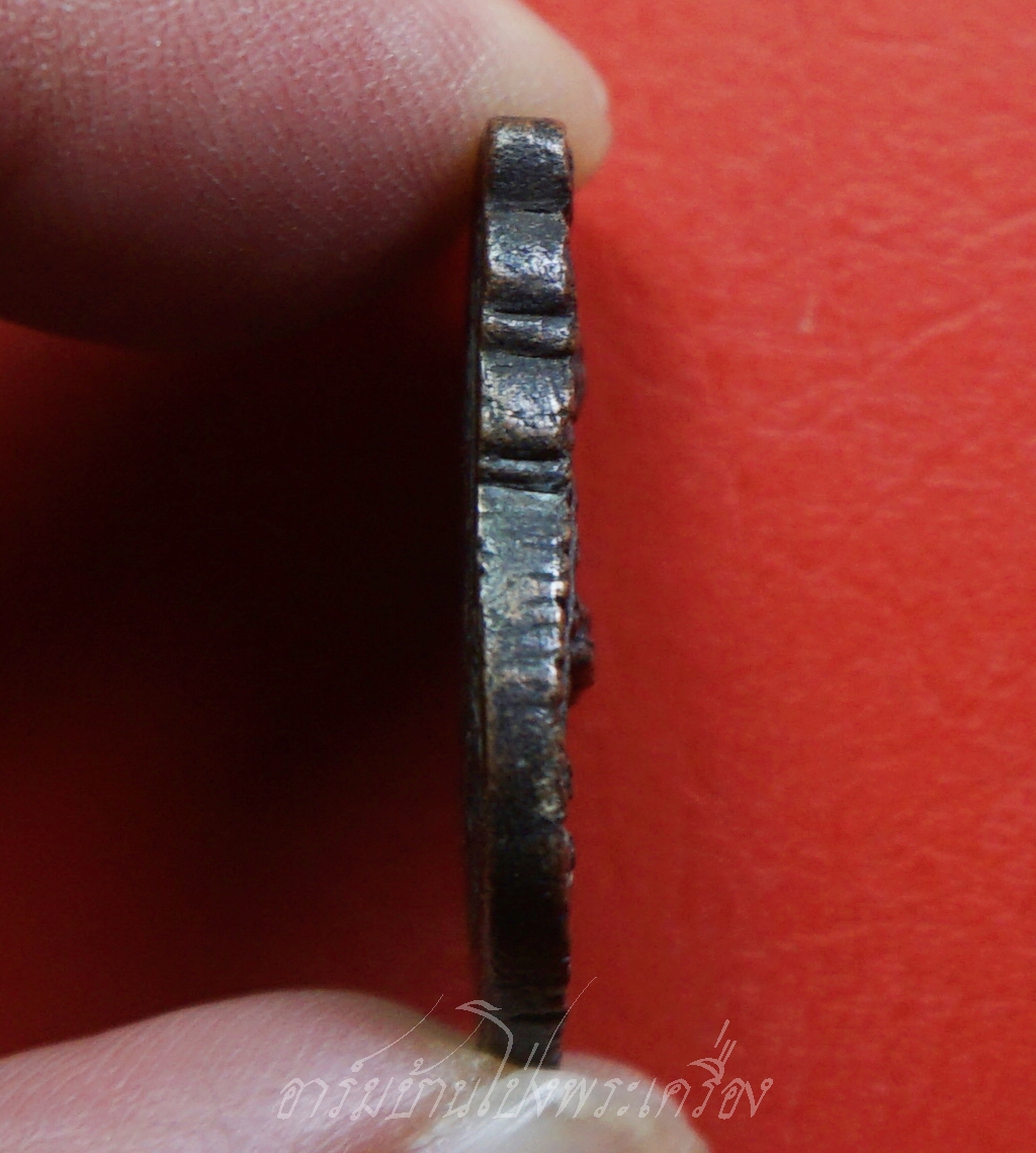 หลวงพ่อพุฒ วัดกลางบางพระ เหรียญหล่อนั่งปืน ไม่มีห่วง เนื้อทองแดงรมดำ(องค์ที่1)