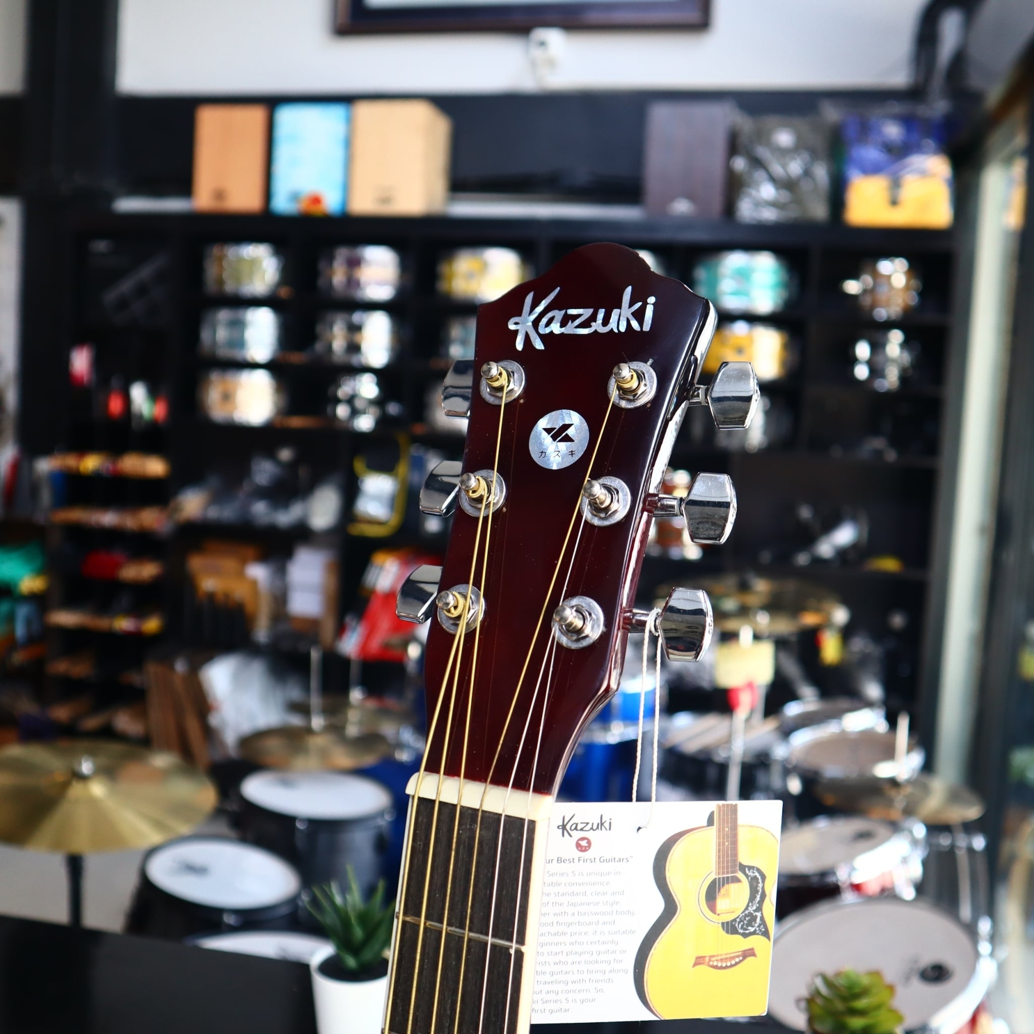 กีต้าร์โปร่งไฟฟ้า Kazuki รุ่น kz39c สีซันเบิร์ส ขนาด 39 นิ้ว พกพาง่าย สามารถขันคอได้ ฟรี กระเป๋า + ปิ๊ก