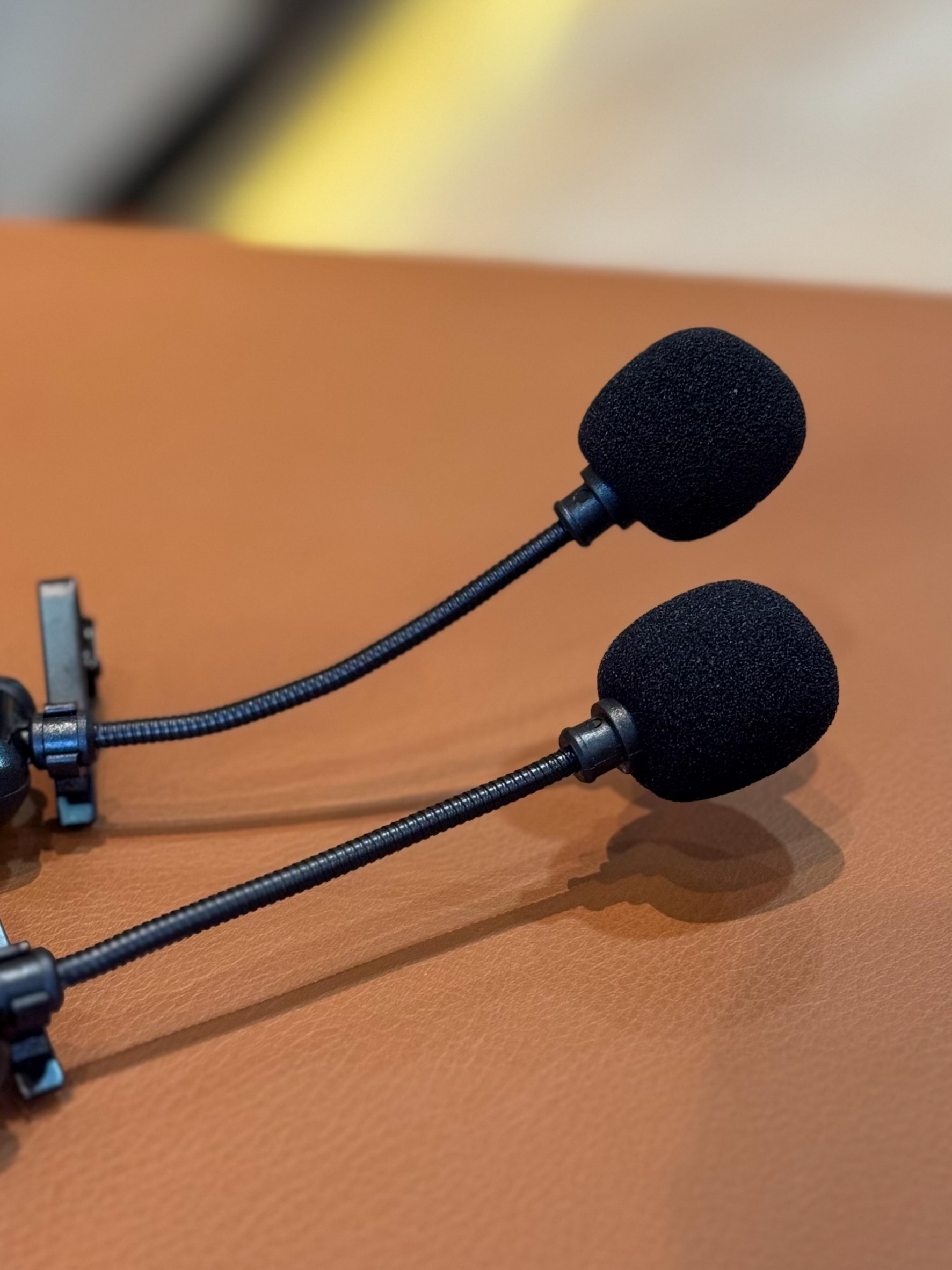 Soundmilan ไมค์ลอยไร้สาย รุ่น M-626 แบบหนีบปกคอเสื้อ 2 ตัว ย่านความถี่ UHF มีจอแสดงคลื่น ลำโพงบลูทูธ