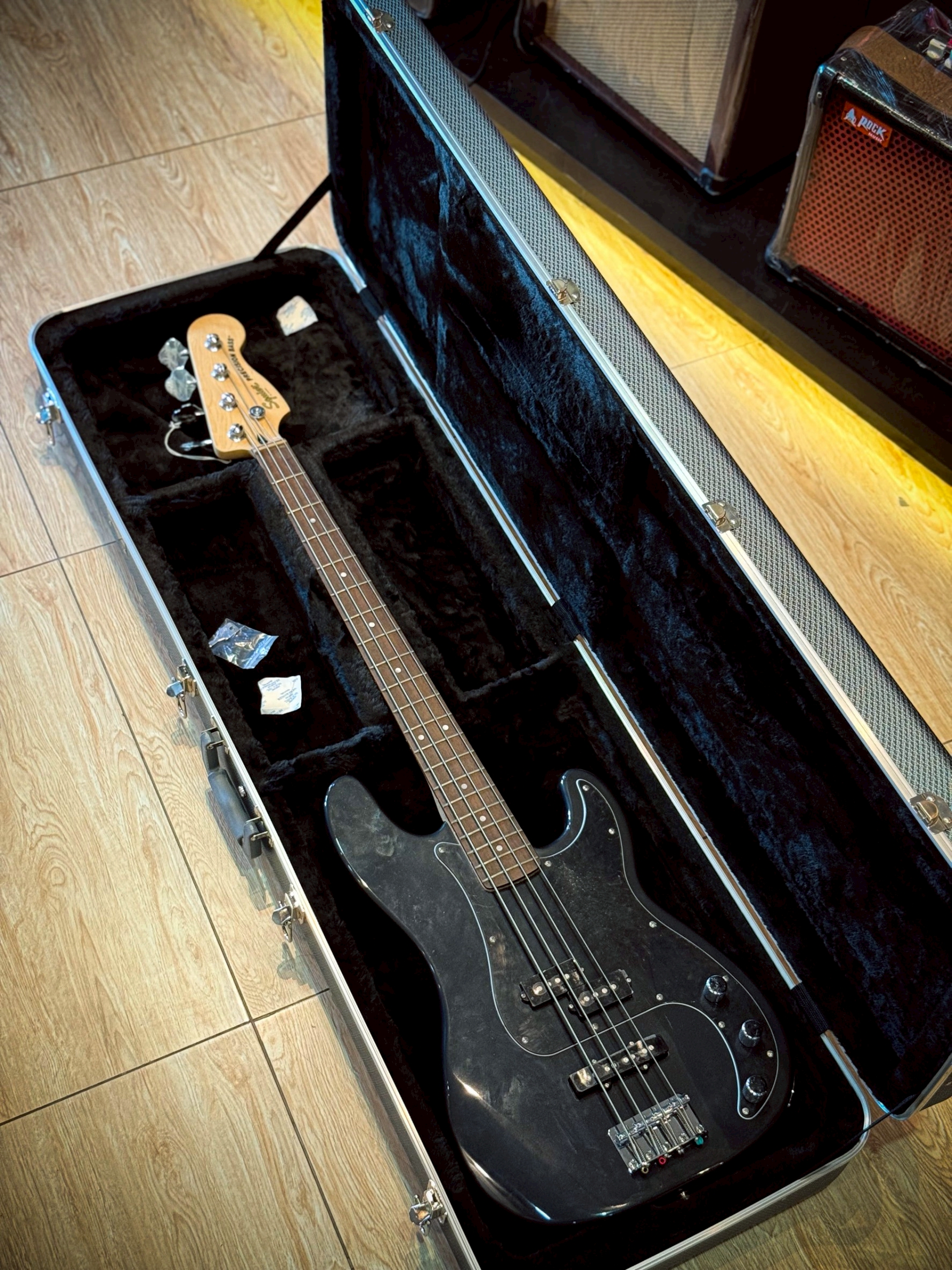 Duracase Hard case ฮาร์ดเคสเบส ลายคาร์บอน ภายในพรม สีดำ ตัวล็อคแน่นหนา วัสดุแข็งแรง ใส่เบสทรงมาตรฐานได้หลายทรง