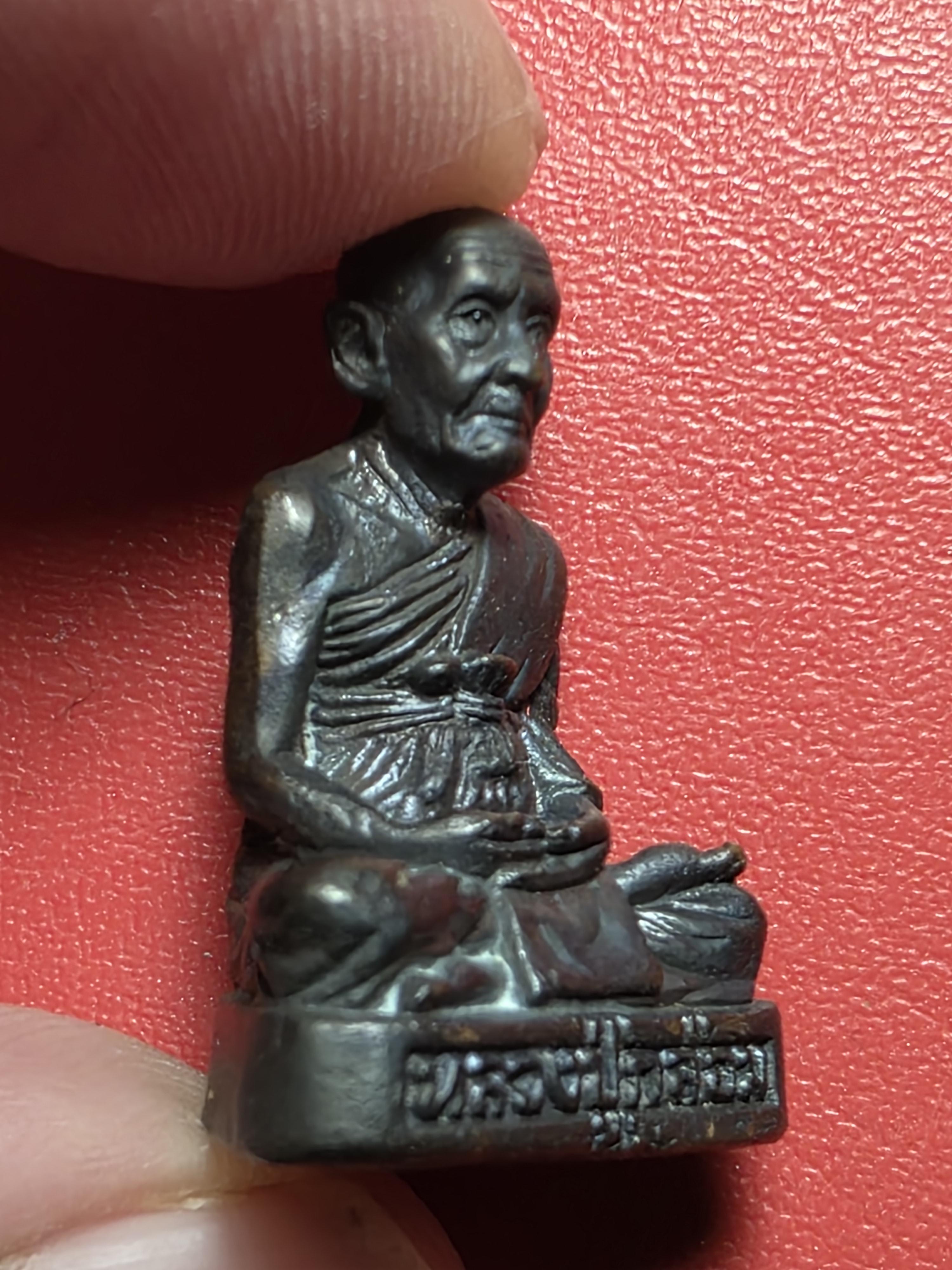 หลวงปู่กล่อม วัดขนอน รูปหล่อ ที่ระลึกบูรณะปฏิสังขรอุโบสถ ปี๒๕๔๐ ก้นอุดกริ่ง(องค์ที่3)