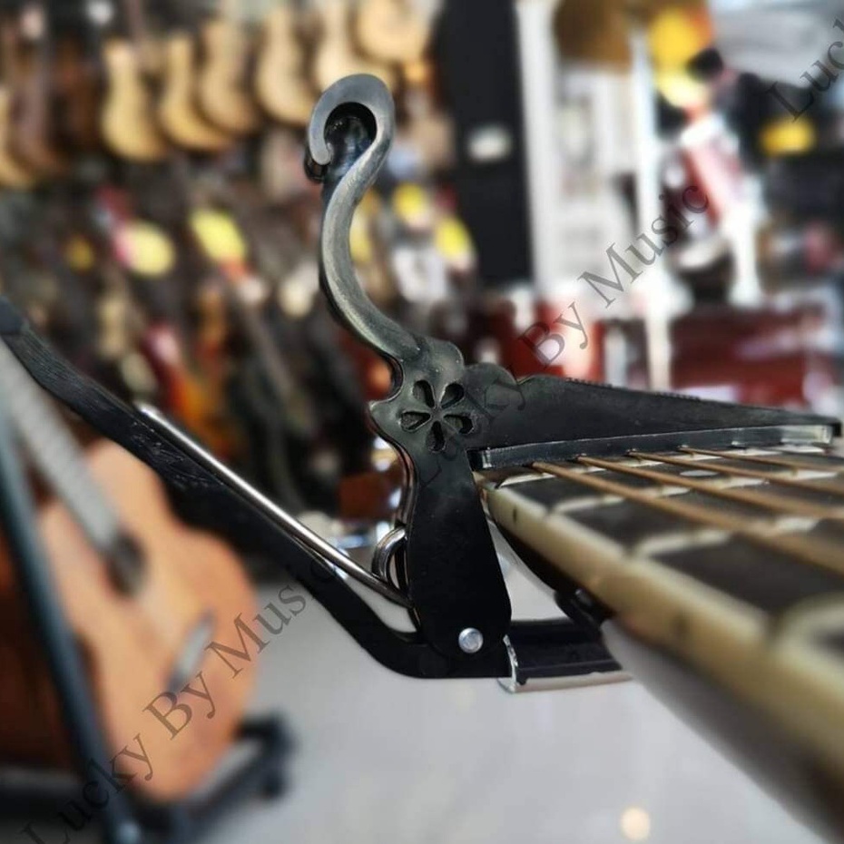 เซ็ทอุปกรณ์เสริมกีตาร์ ชุด 9ชิ้น สุดคุ้ม !!! สายกีตาร์ Ellen + ปิ๊ก 5 + ที่เก็บปิ๊ก + คาโป้ +ประแจ