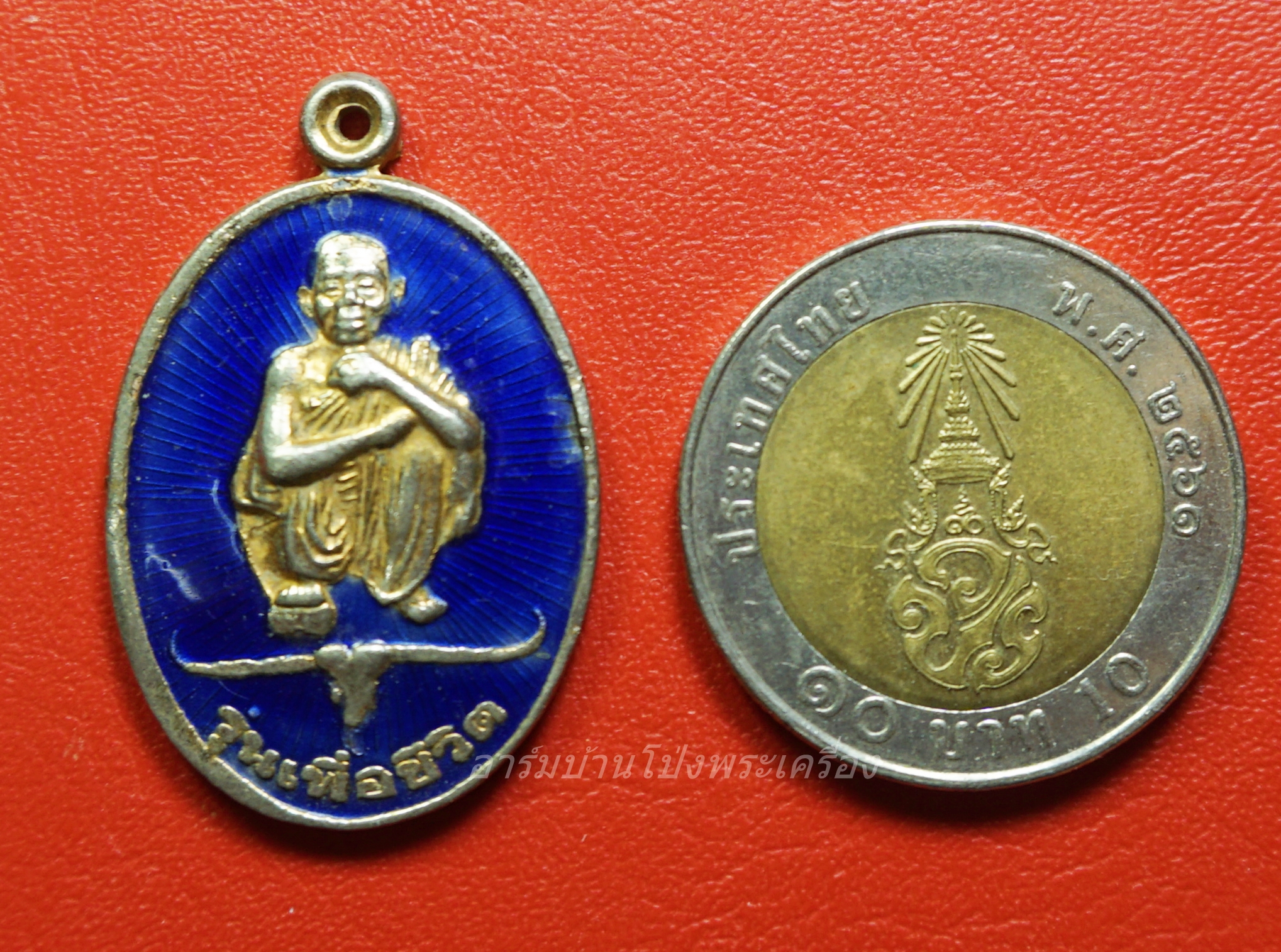 หลวงพ่อคูณ วัดบ้านไร่ รุ่นเพื่อชีวิต ปี๒๕๓๙ เนื้อกะไหล่ทองลงยาสีน้ำเงิน จัดสร้างโดยวงคาราบาว ด้านหลังตอกโค๊ต"จ"(องค์ที่1)