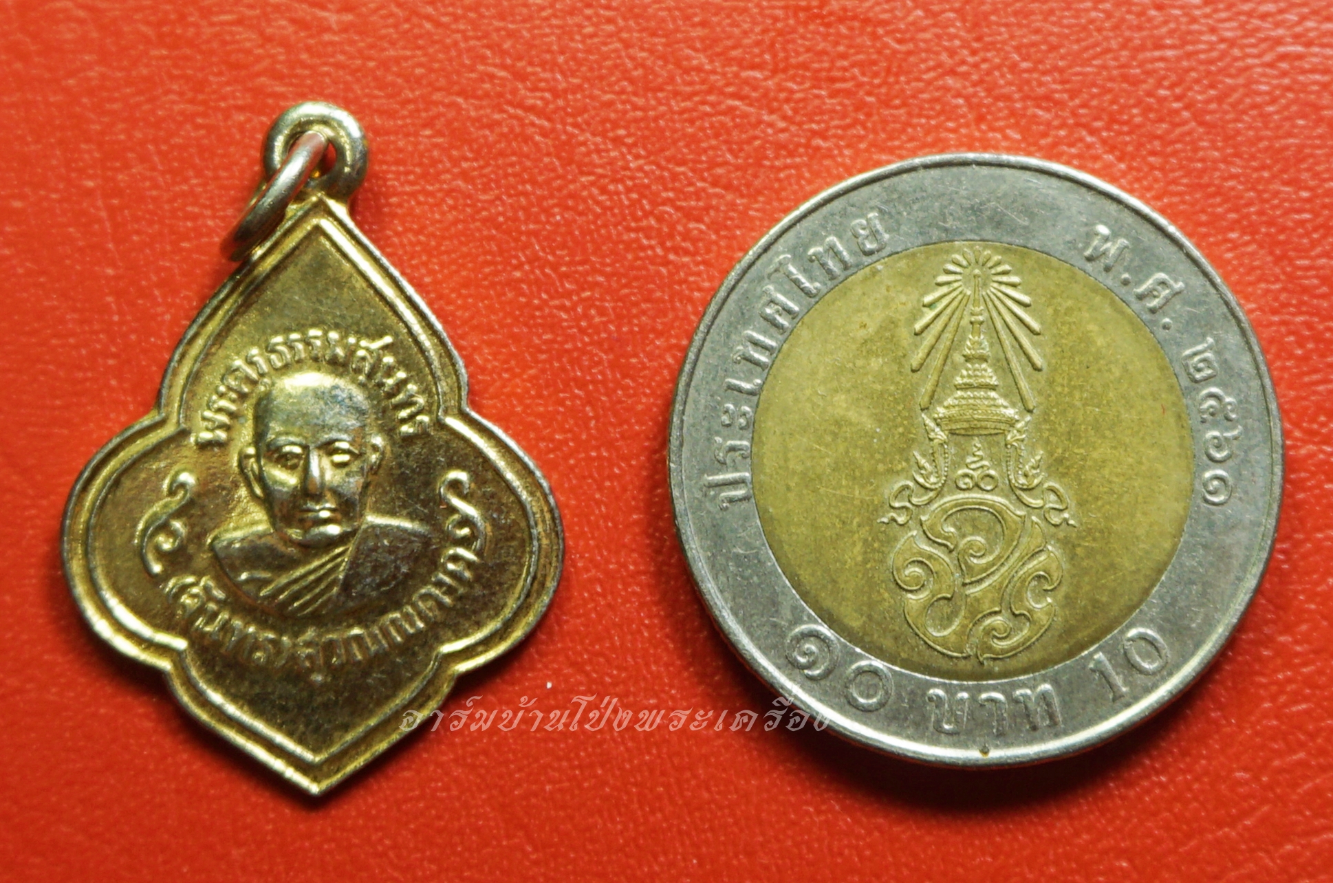 หลวงปู่จันทร์ วัดบ้านยาง เหรียญดอกจิก เนื้อกะไหล่ทอง(องค์ที่2)