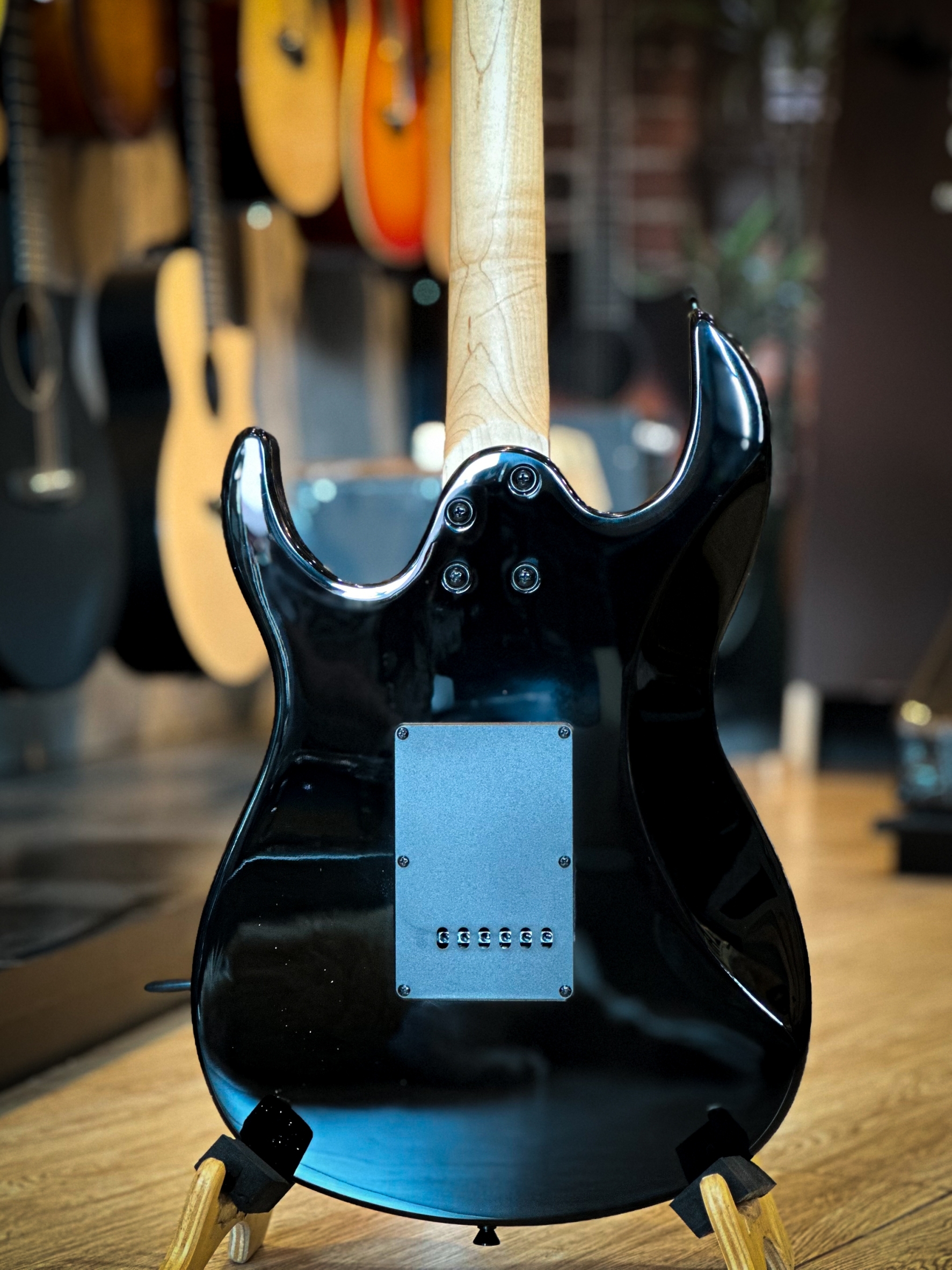 กีต้าร์ไฟฟ้า Gusta รุ่น GIB-01 ปิ๊กอัพ HSS จำนวน 24 เฟรต ฟรี ปิ๊ก2อัน ประแจ สายแจ็ค ใบคอร์ด