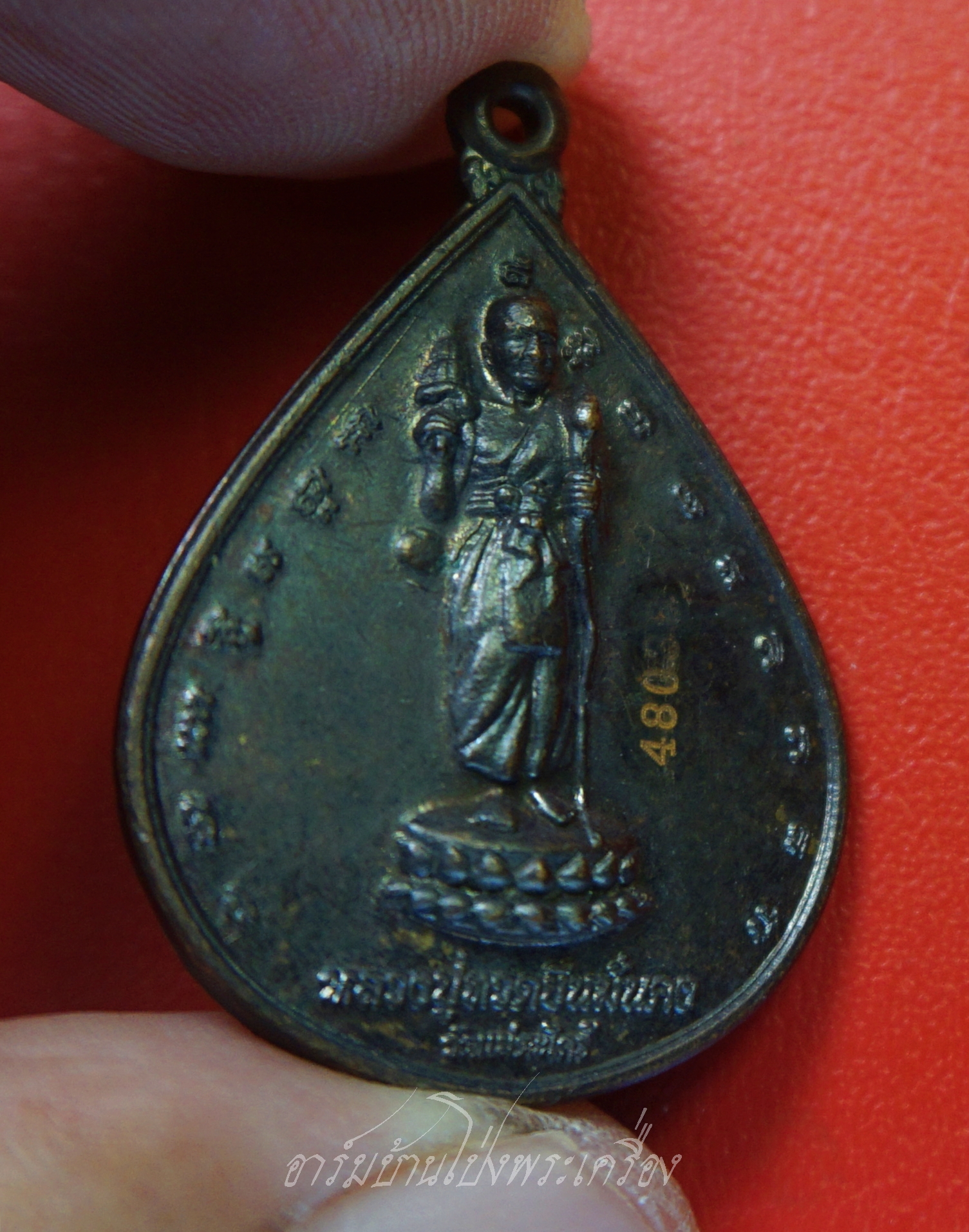 หลวงปู่ทวด ยืนมั่นคง ด้านหลัง หลวงปู่ดู่ พรหมปัญโญ วัดแม่ตะไคร้ จ.เชียงใหม่ รุ่นทานบารมี๑ ปี๒๕๕๔ ยิงโค๊ตเลเซอร์หมายเลข48036 เนื้อทองแดงรมดำ(องค์ที่1)