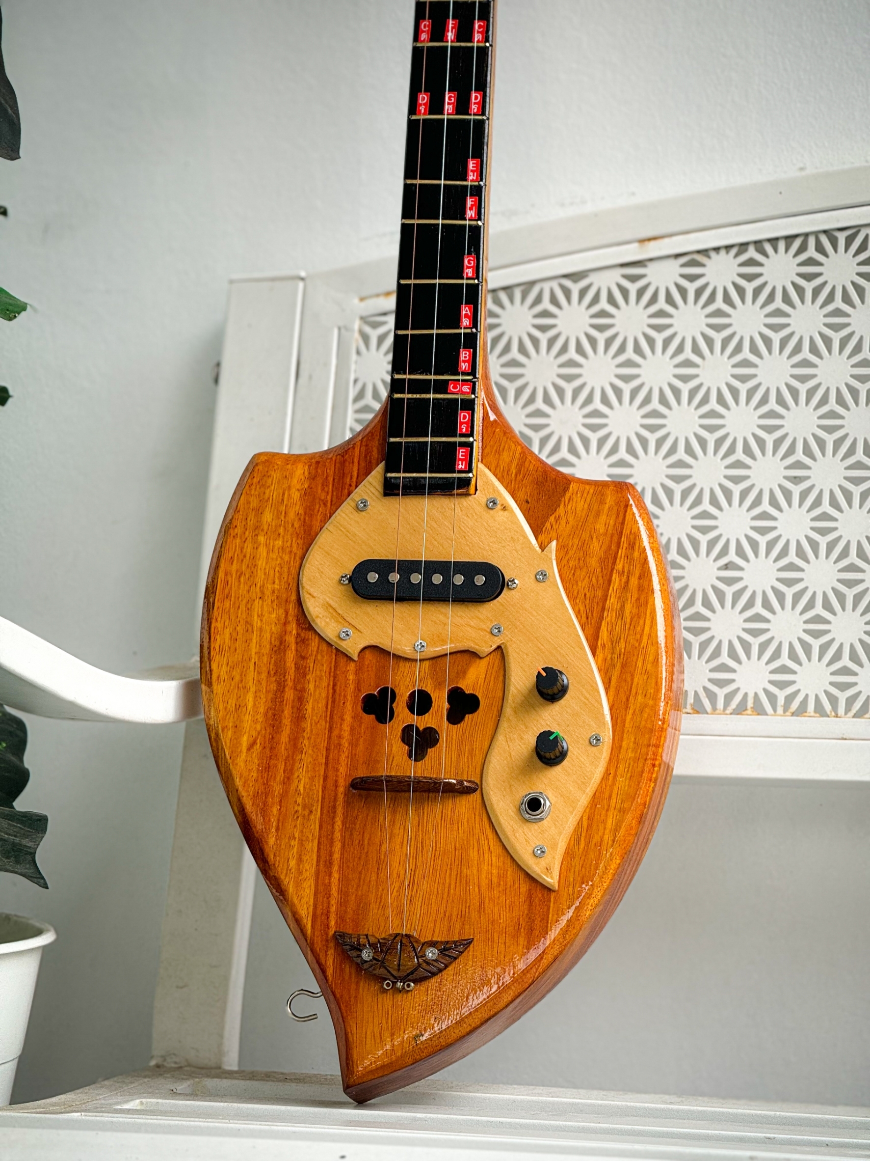 พิณโปร่งไฟฟ้า ไม้ขนุนอย่างดี หัวพิณเป็นหัวพญานาคสามาถถอดได้ พร้อม ปิ๊ก สายสพาย สายแจค กระเป๋า