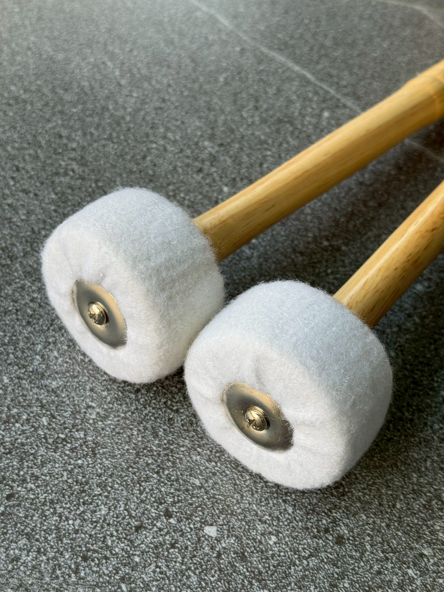 ไม้ตีกลองใหญ่ ด้ามไม้กลึง หัวสักราดใหญ่ ไม้กลองพาเหรด กลองมาร์ชชิ่ง เทรนเนอร์ หัวนวม - คละสีพู่ คู่/เดี่ยว คละด้านไม้กึง