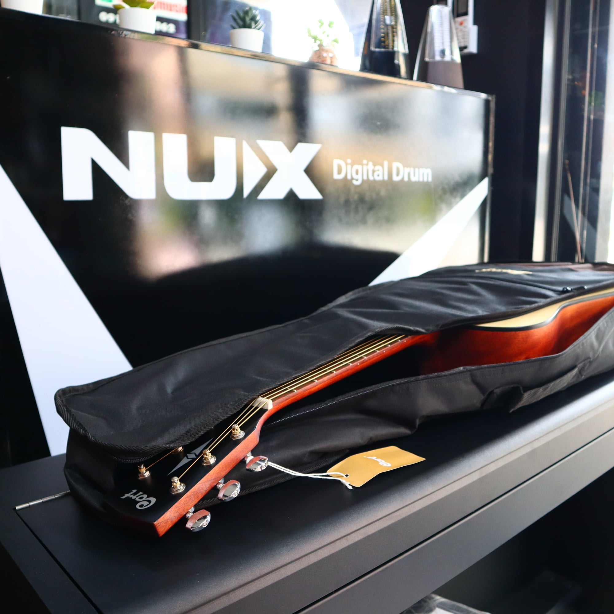 กีต้าร์โปร่ง CORT รุ่น AD-810 พร้อมกระเป๋า ปิ๊กประแจ