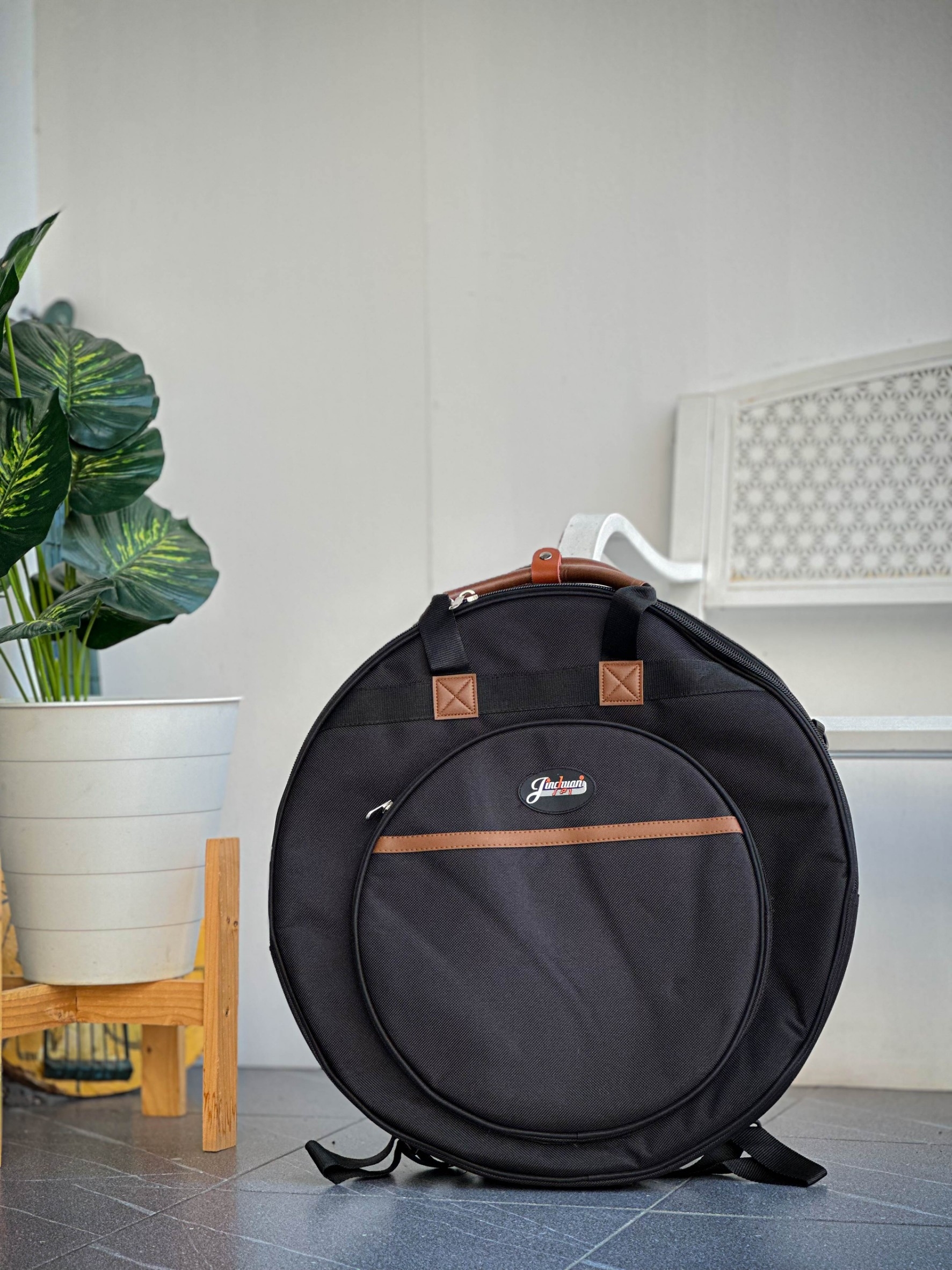 กระเป๋าฉาบ "Jinchuan" บุโฟมฟองน้ำภายในหนา/กันกระแทกอย่างดี,สำหรับใส่ฉาบขนาดไม่เกิน 22 นิ้ว, มีสายสะพายและหูหิ้ว,ซิปเบอร์อย่างดี,พร้อมสายสะพายรองบ่าในเซ็ต