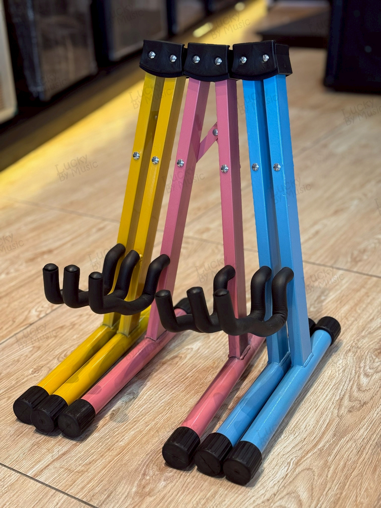 ขาตั้งกีต้าร์ทรง A Colour เลือกสีได้ ตั้งได้ทั้งกีตาร์โปร่ง/ไฟฟ้า/เบส วัสดุโลหะอย่างดี แข็งแรง พับเก็บได้สะดวก ขาตั้งเครื่องดนตรี Guitar Stand