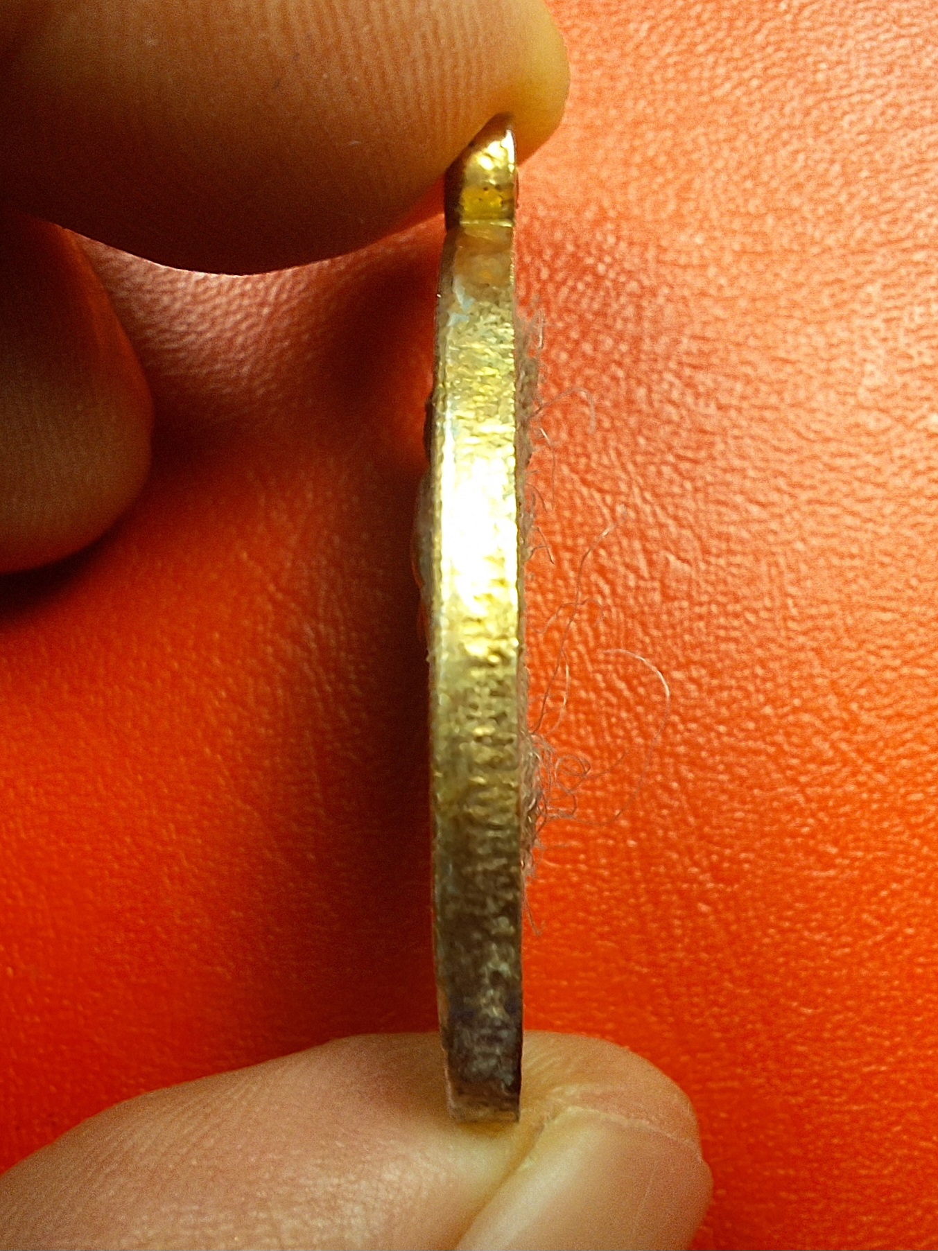 หลวงพ่อคูณ วัดบ้านไร่ รุ่นเพื่อชีวิต ปี๒๕๓๙ เนื้อกะไหล่ทองลงยาสีเขียว จัดสร้างโดยวงคาราบาว ด้านหลังตอกโค๊ต"จ"(องค์ที่7)